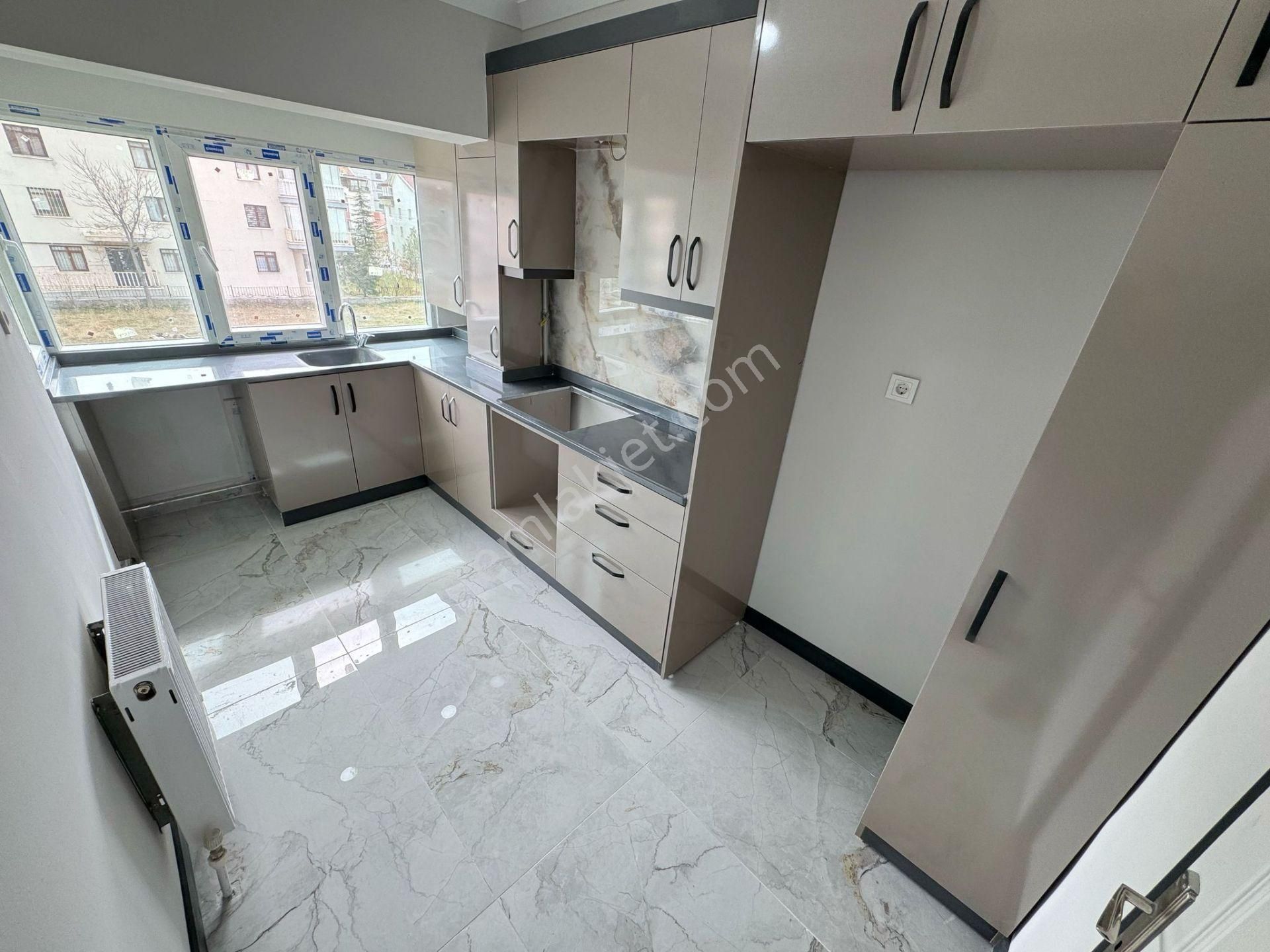 Çiçekli'de 3+1 Üst Kat Salon Bağımsız Lüks E.banyolu - Görsel 19