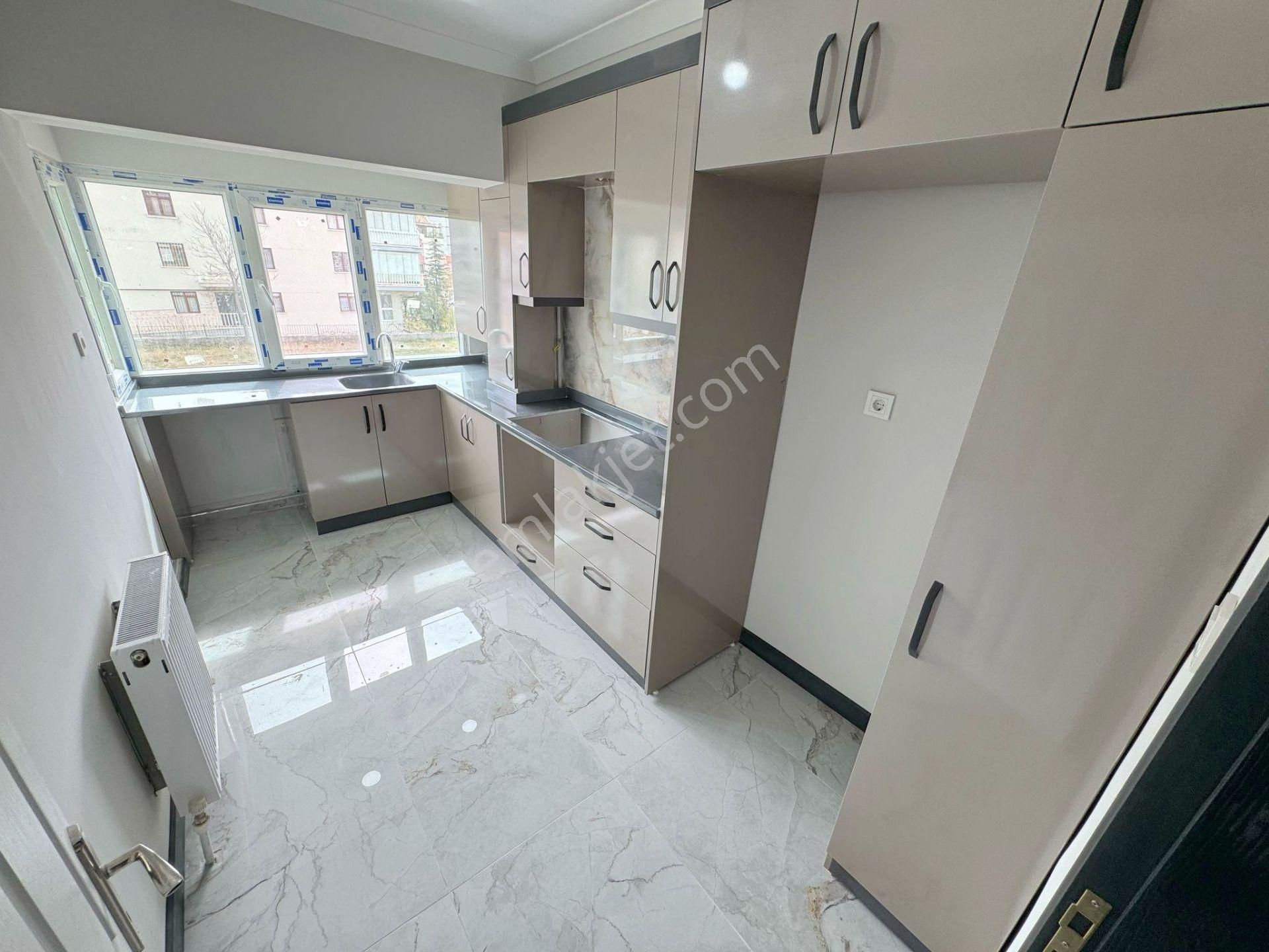 Çiçekli'de 3+1 Üst Kat Salon Bağımsız Lüks E.banyolu