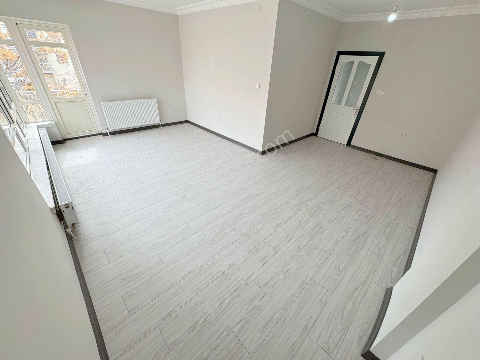 Çiçekli'de 3+1 Üst Kat Salon Bağımsız Lüks E.banyolu - Görsel 3