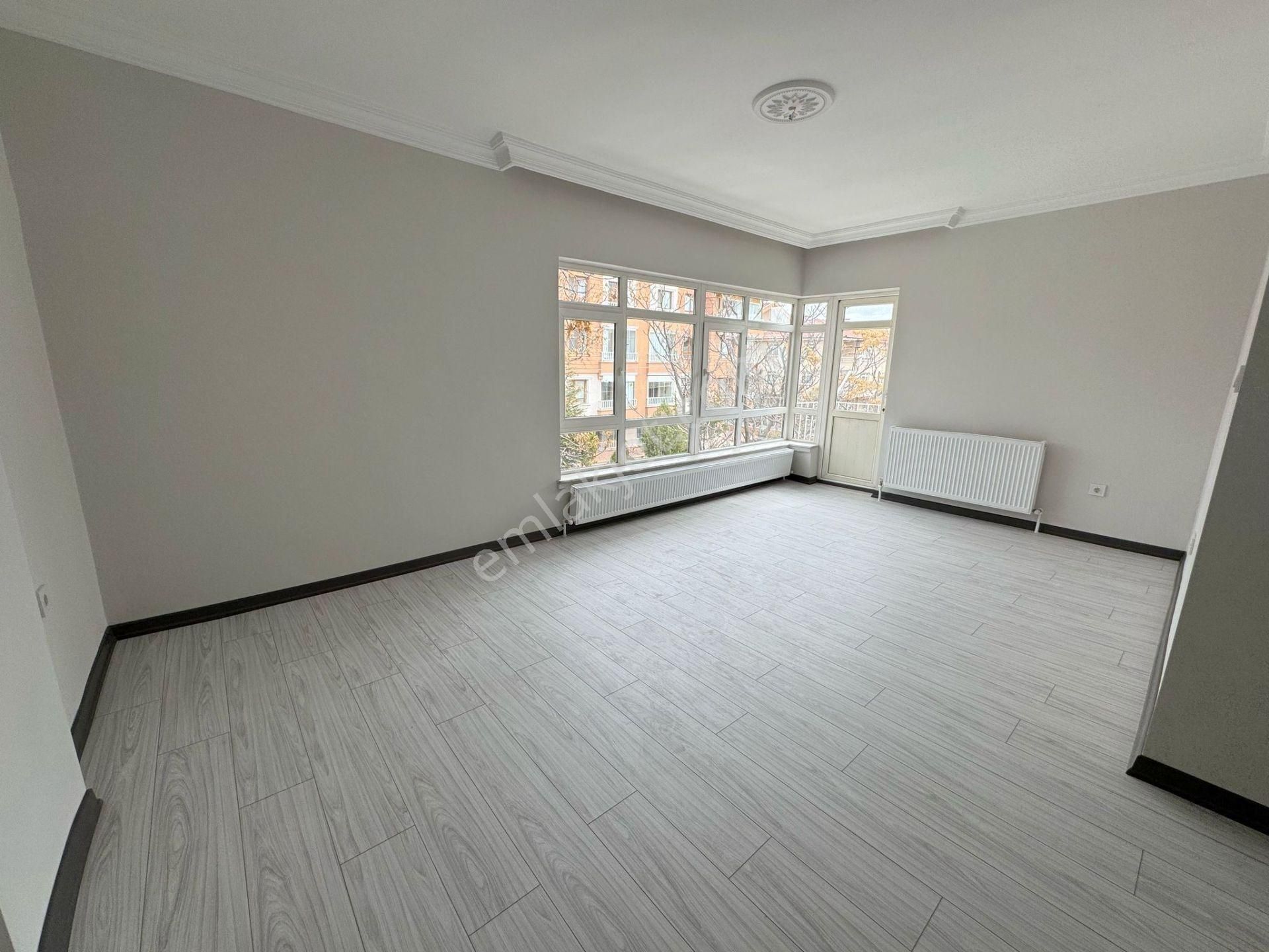 Çiçekli'de 3+1 Üst Kat Salon Bağımsız Lüks E.banyolu - Görsel 4