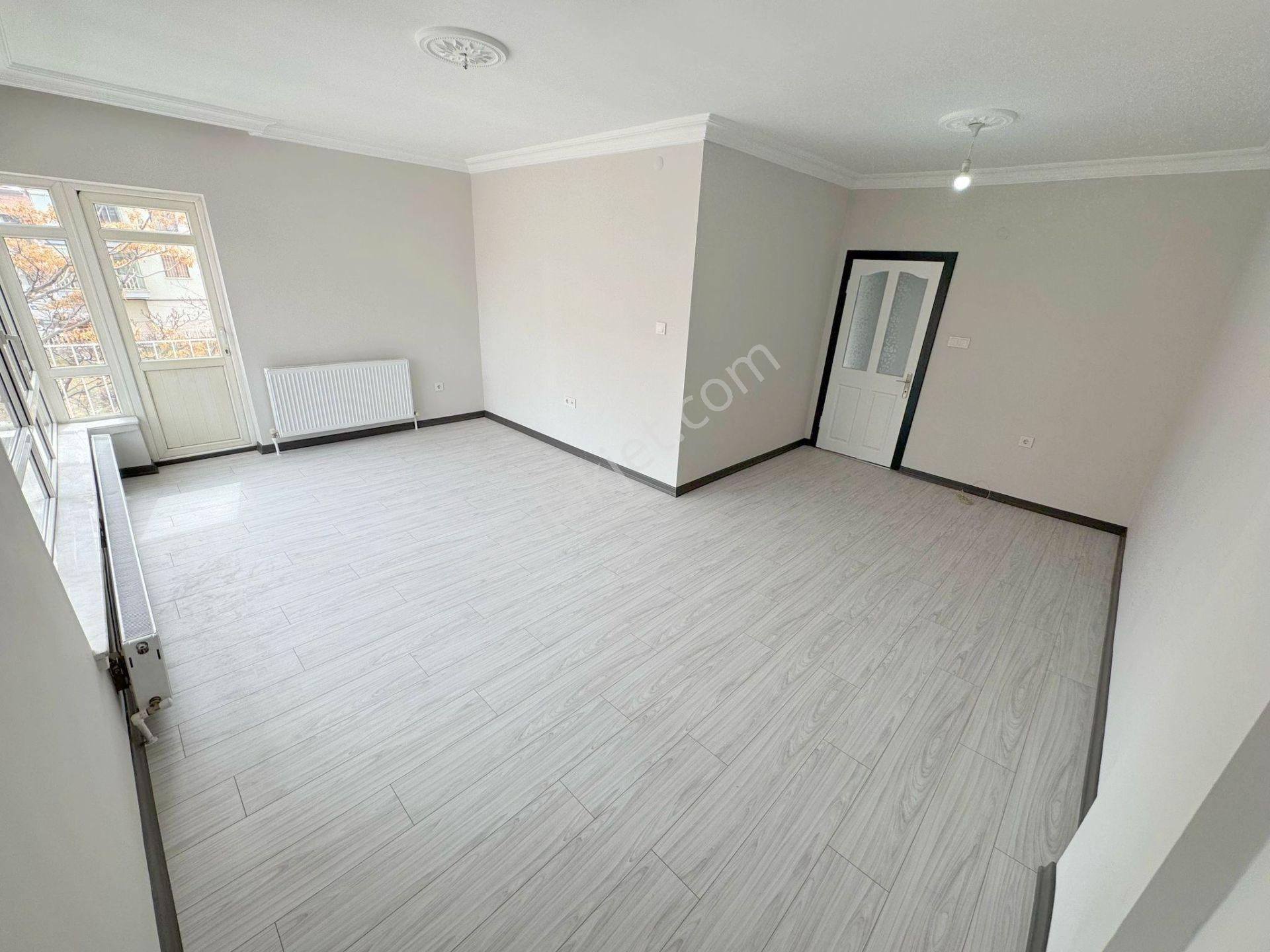 Çiçekli'de 3+1 Üst Kat Salon Bağımsız Lüks E.banyolu - Görsel 2