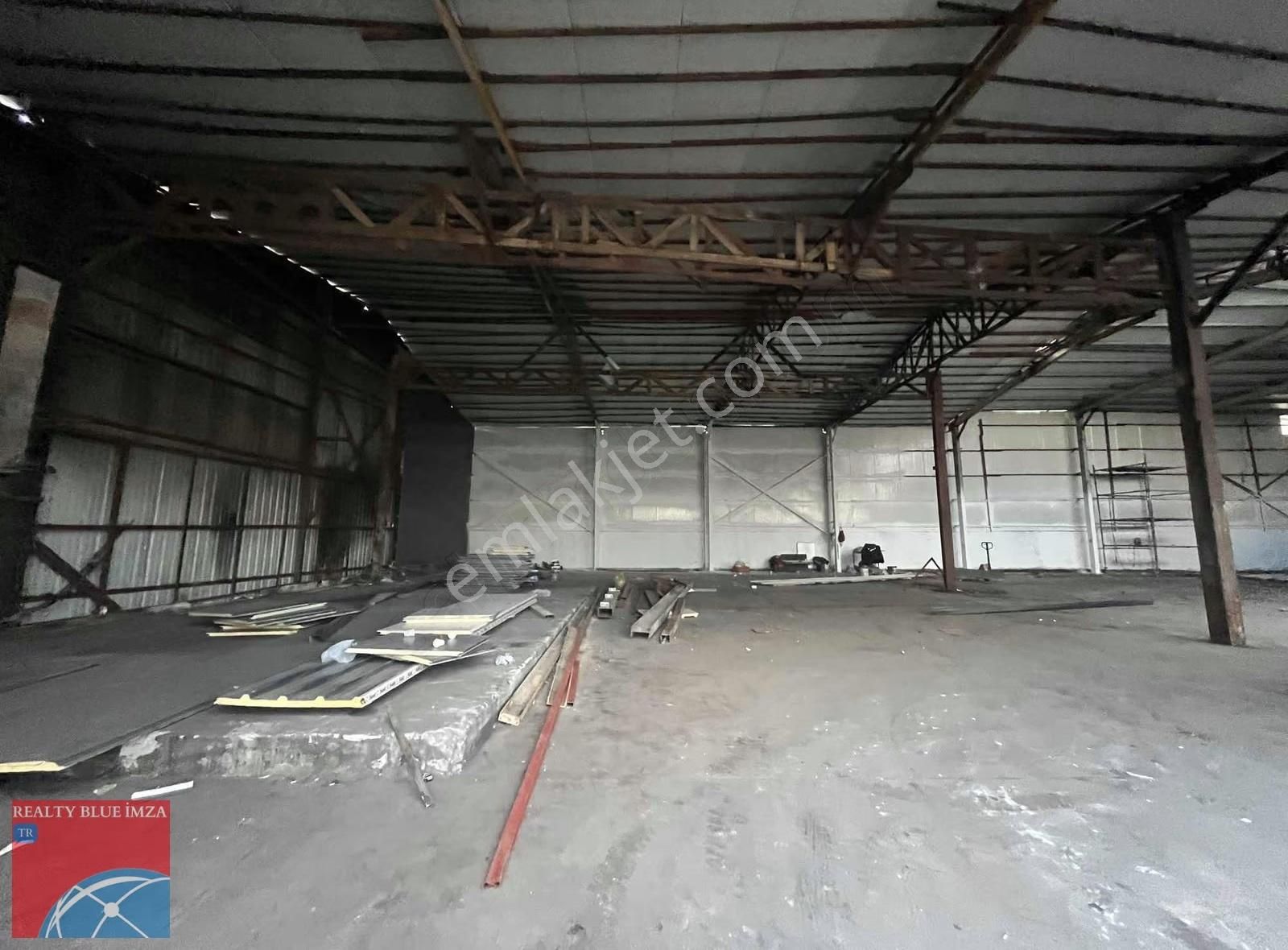 Sancaktepe'de 1100m2 Düz Giriş Depo İmalathane