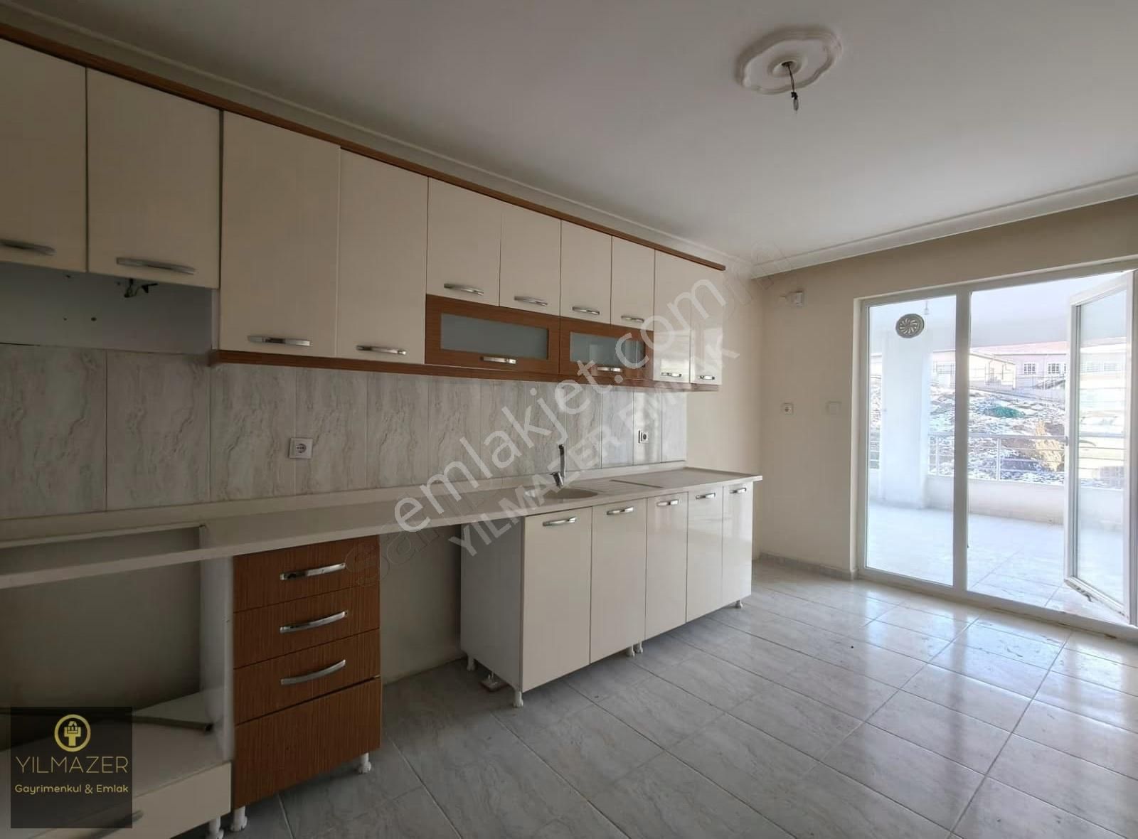 Yılmazer'den 4.cadde Mevkii İskanlı 130m2 Cadde Üstünde 3+1 Acil