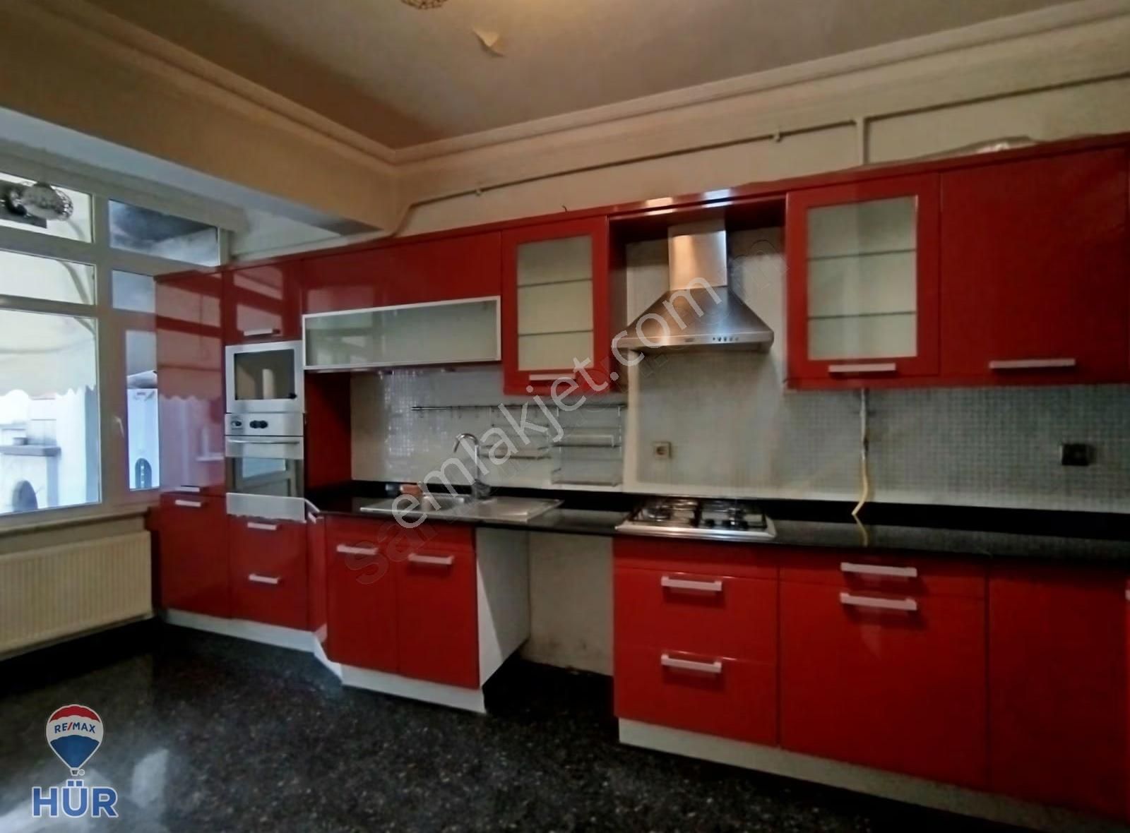 Remax Hür Yeşim Kara'dan Merkezde Teraslı Jakuzili Kiralık Dair