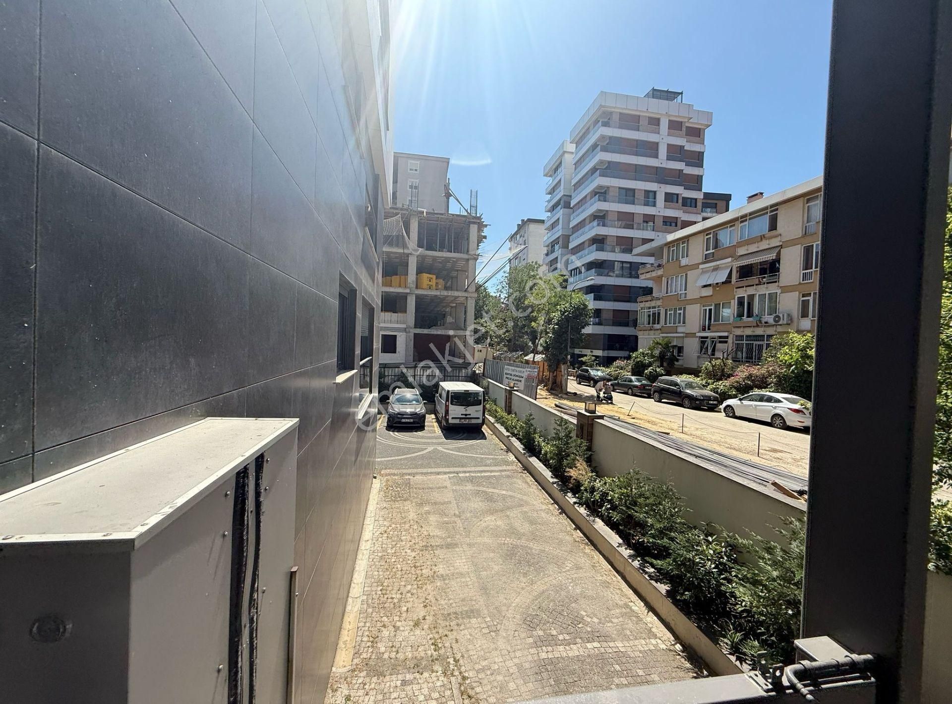 Suadiye'de Feride Geçidine Ve Caddeye Çok Yakın Satılık 3+1 Net 103 M2 Daire