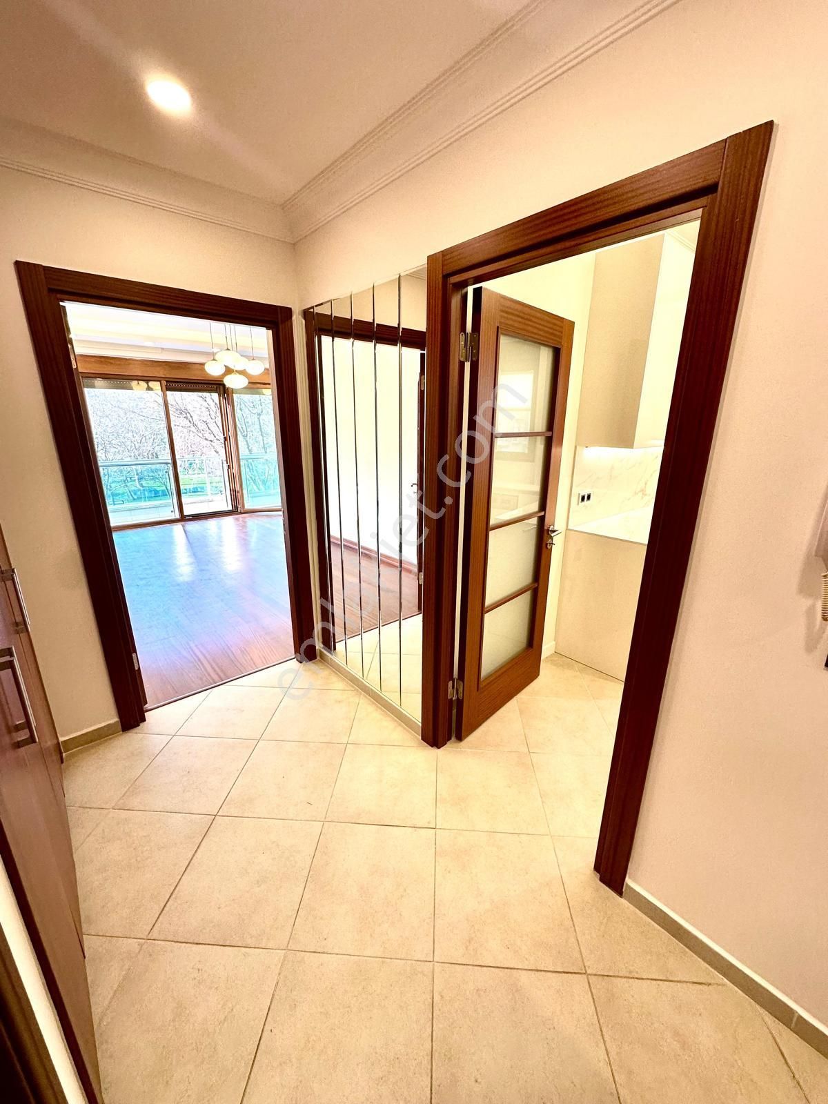 Caddebostan'da Sahil Parselinde Park Manzaralı 2+1 Balkonlu Geniş Daire - Görsel 8