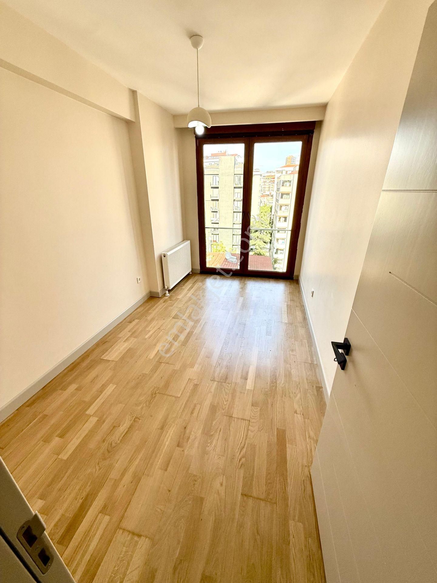 Caddebostan Sahil Parselinde Satılık Dekorasyonlu Ebeveyn Banyolu 3+1 Daire - Görsel 14