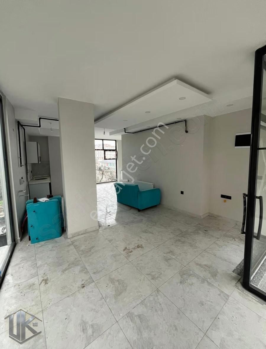 Uğur Gayrimenkul'den Kıbrıs Caddesi'nde Sıfır Satılık Dükkan - Görsel 3