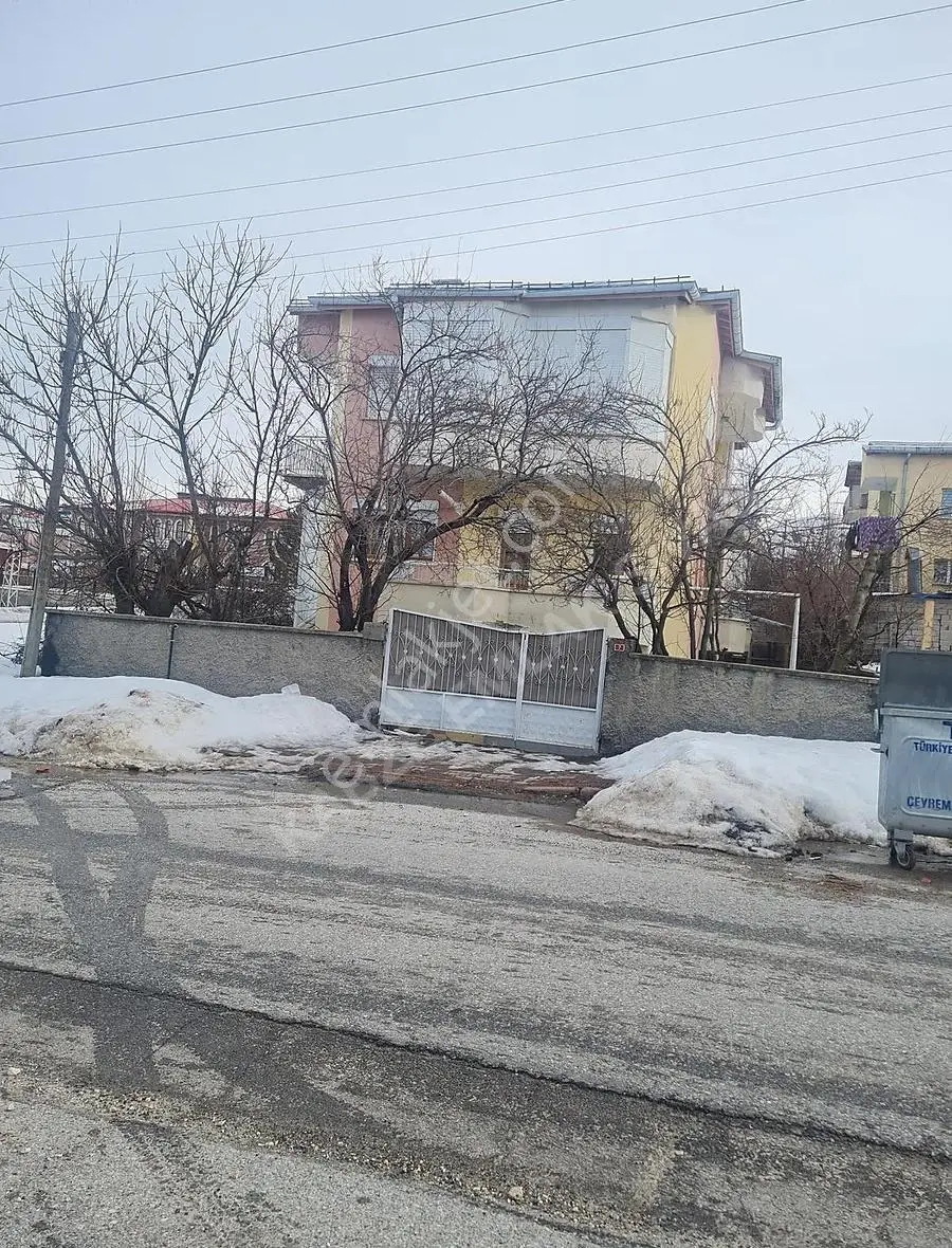 Kabze Emlaktan Karşıyakada 2 Katlı Satılık Villa