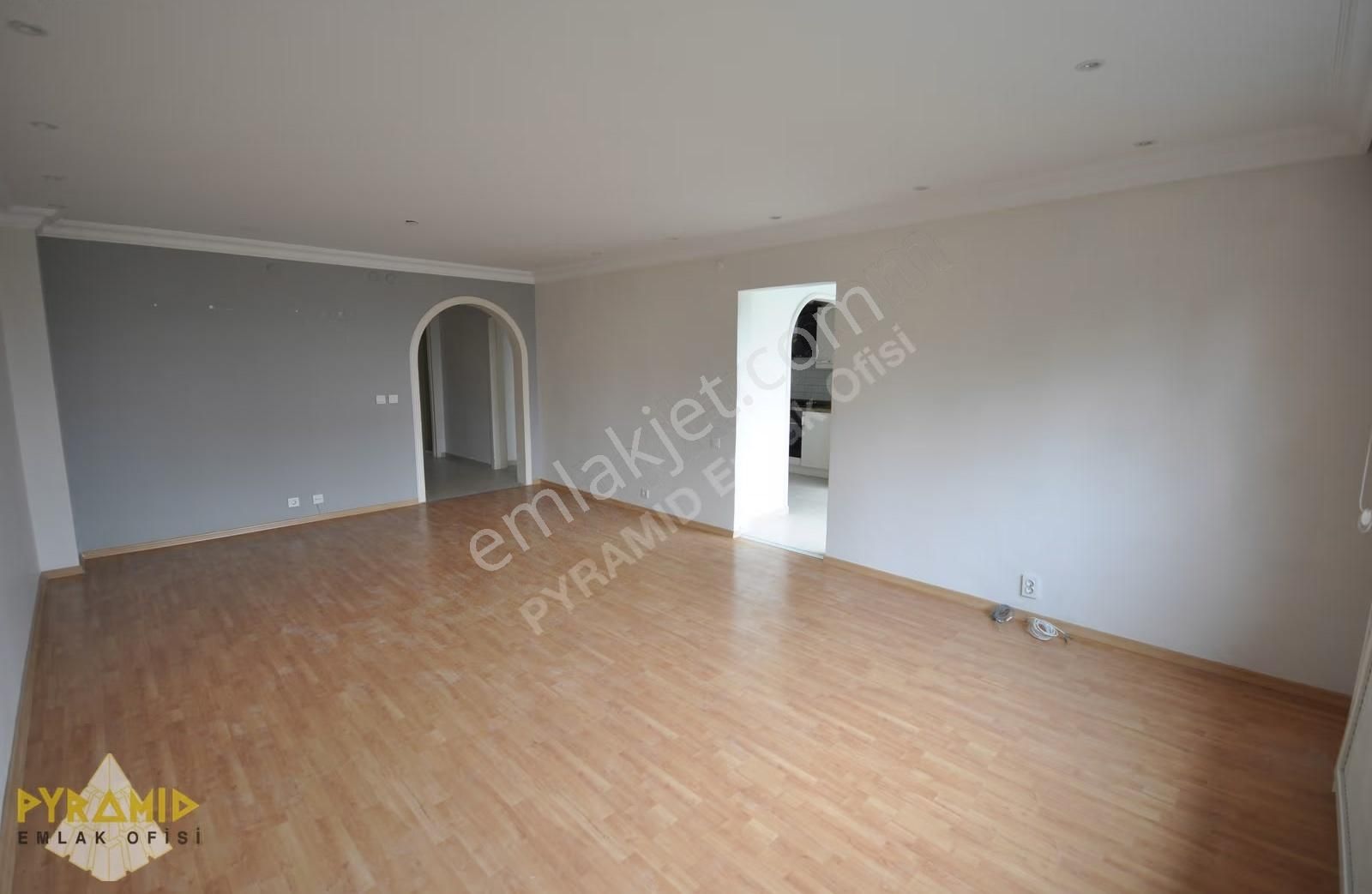 Pyramıd'den Ataköy 7-8 Palmiye Sitesi Kısa D-tipi Boş Temiz 2+1