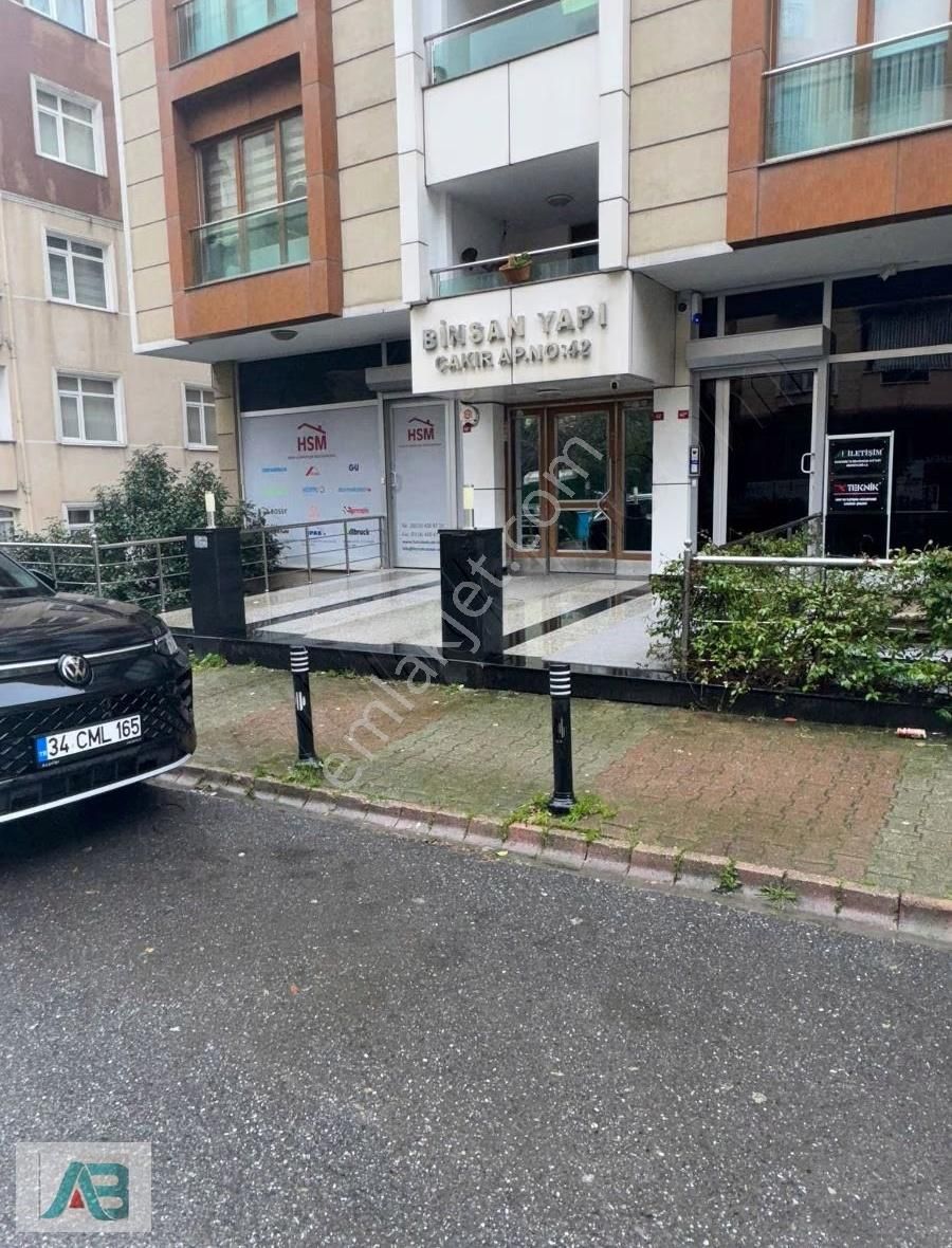 Ümraniye Şerifali Bölgesinde 200m2 Depolu Dükkan