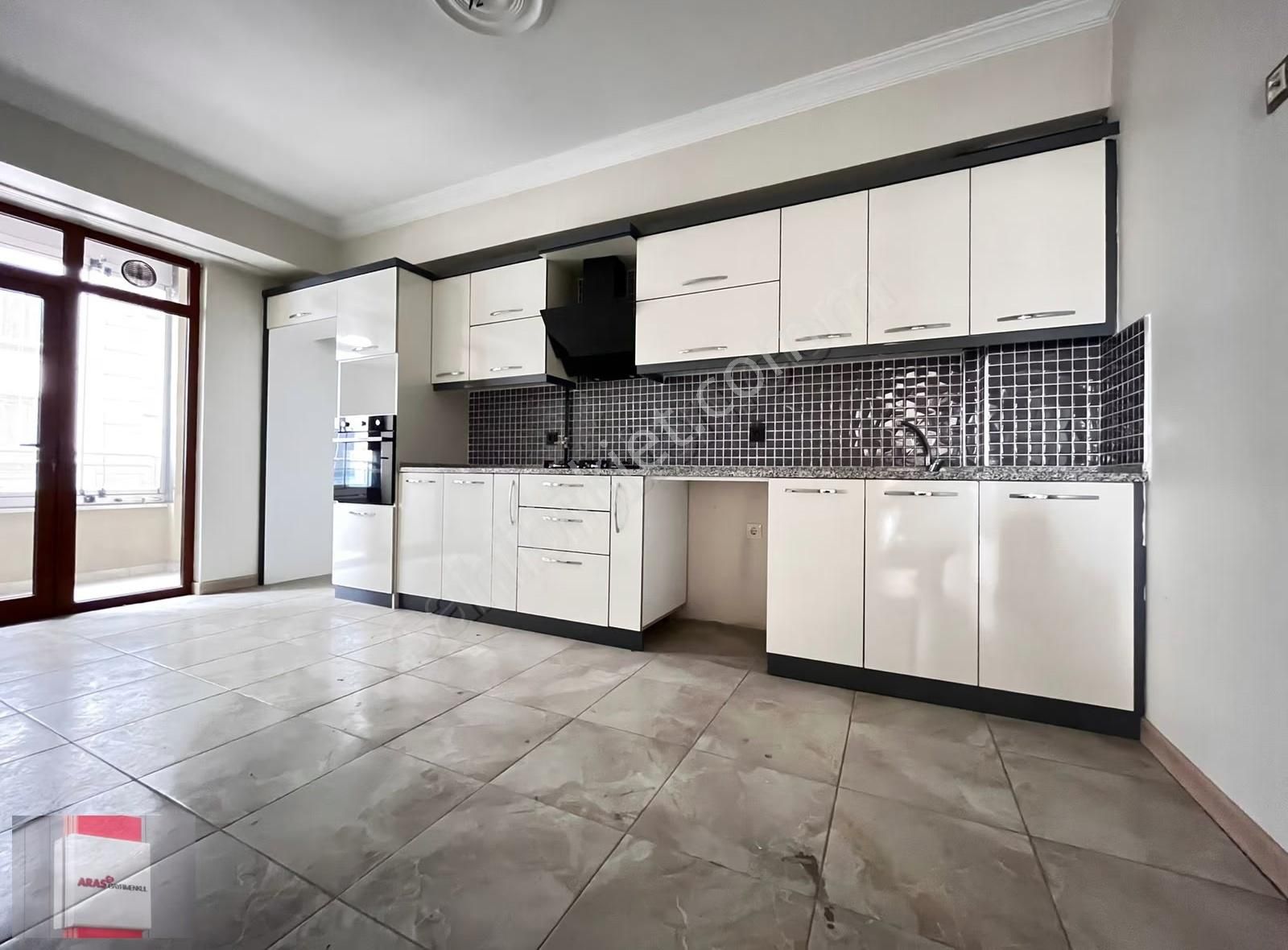 Erenler Mahallesinde Site İçi Sıfır Ayarında Bakımlı Geniş 3+1 - Görsel 3