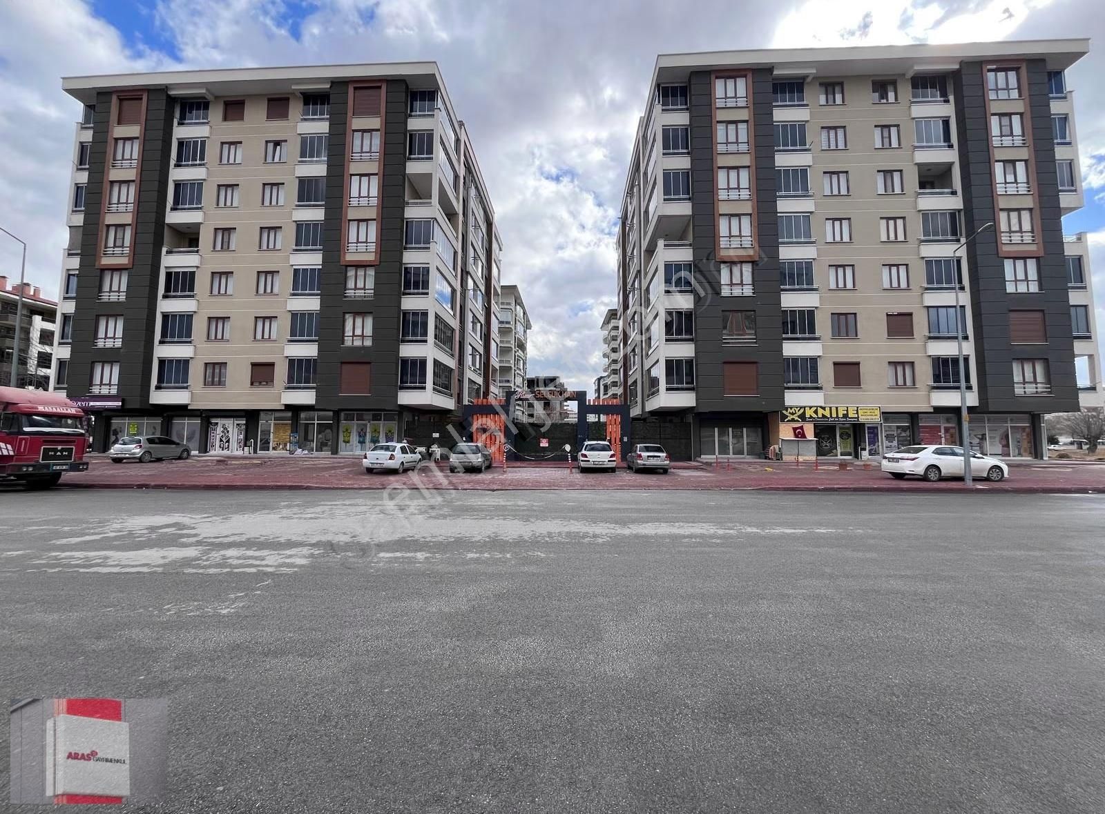 Erenler Mahallesinde Site İçi Sıfır Ayarında Bakımlı Geniş 3+1