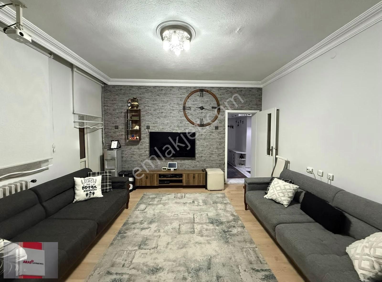 Aydınlık Evler Mahallesinde Geniş Bakımlı 3+1 Ara Kat Daire - Görsel 16