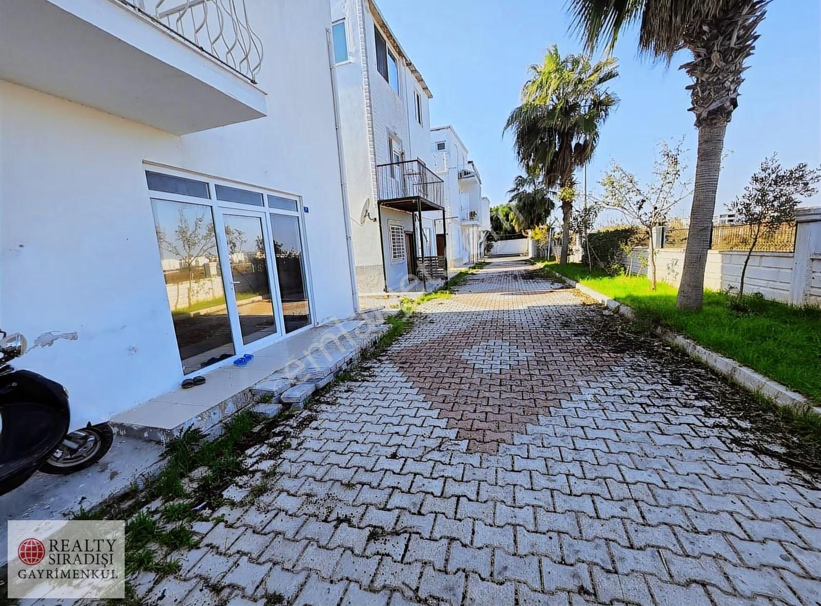 Aksu Kemerağzı Denize Yakın Satılık 3+1 Triplex Villa
