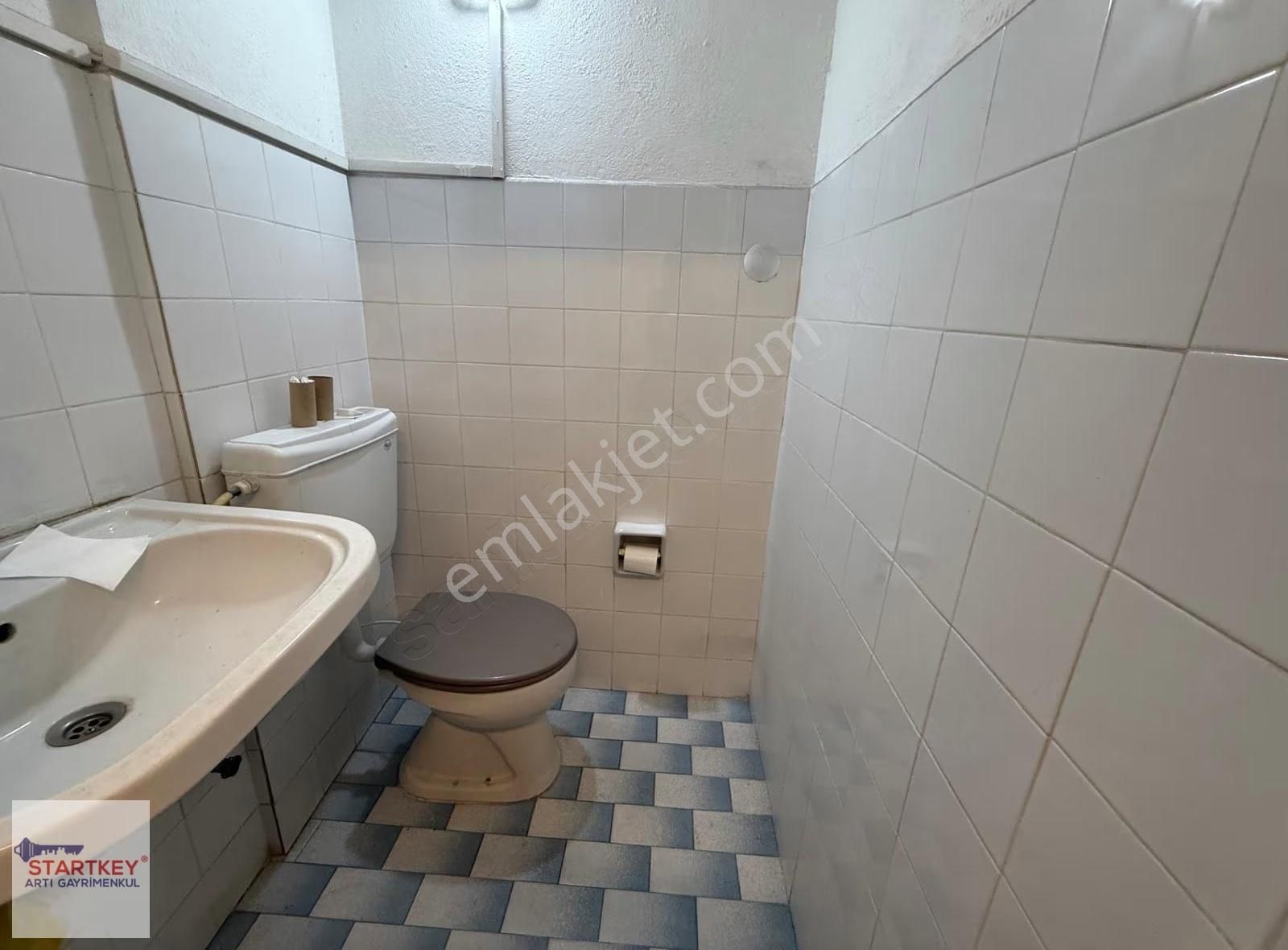 Donanmacı Mahallesinde Çarşı Yakını Batar Katlı Kiralık Dükkan - Görsel 24