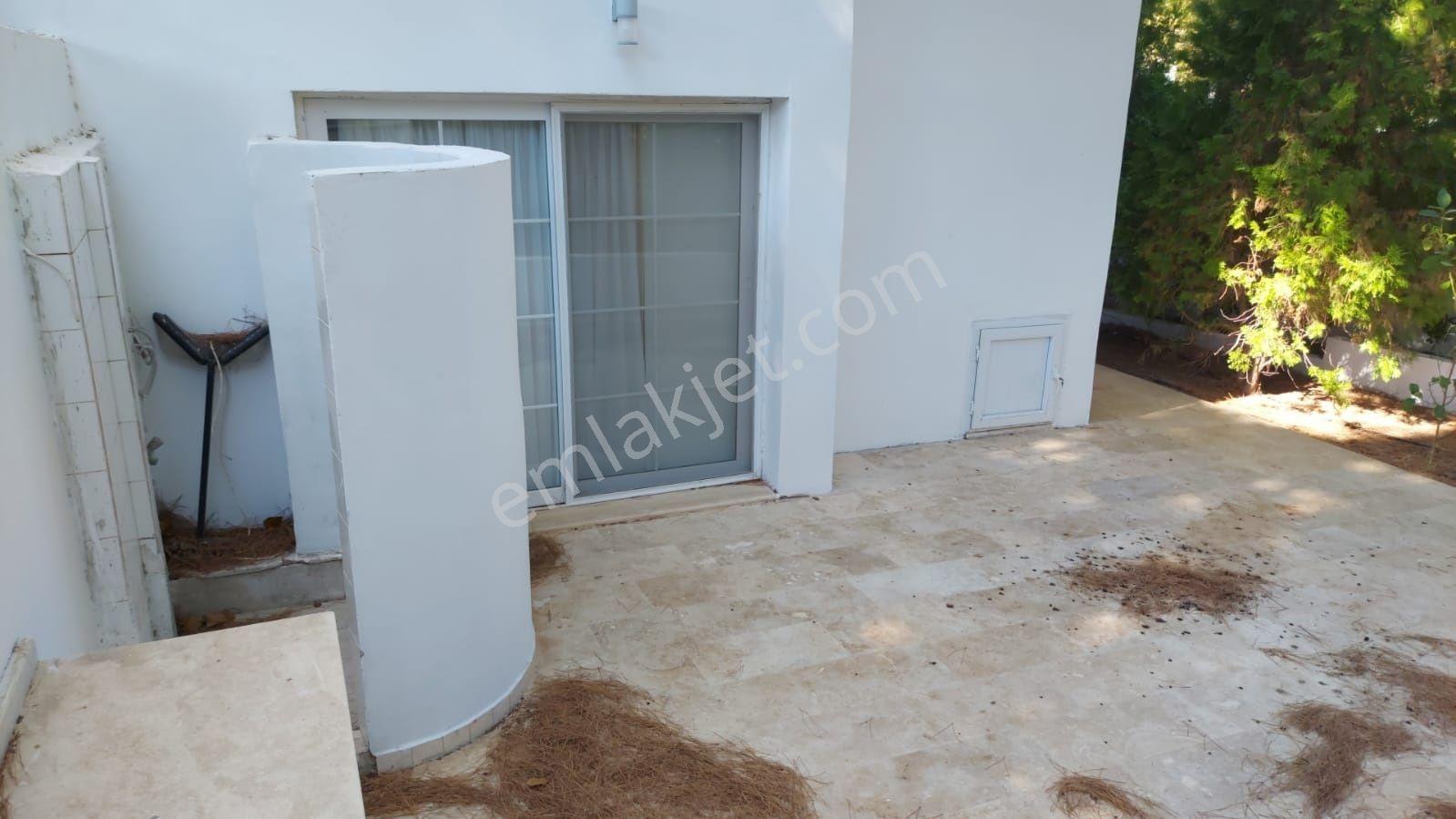 Ardıç Denize Sıfır Özel Plajlı Sitede Denize Sıfır Köşe Villa - Görsel 17