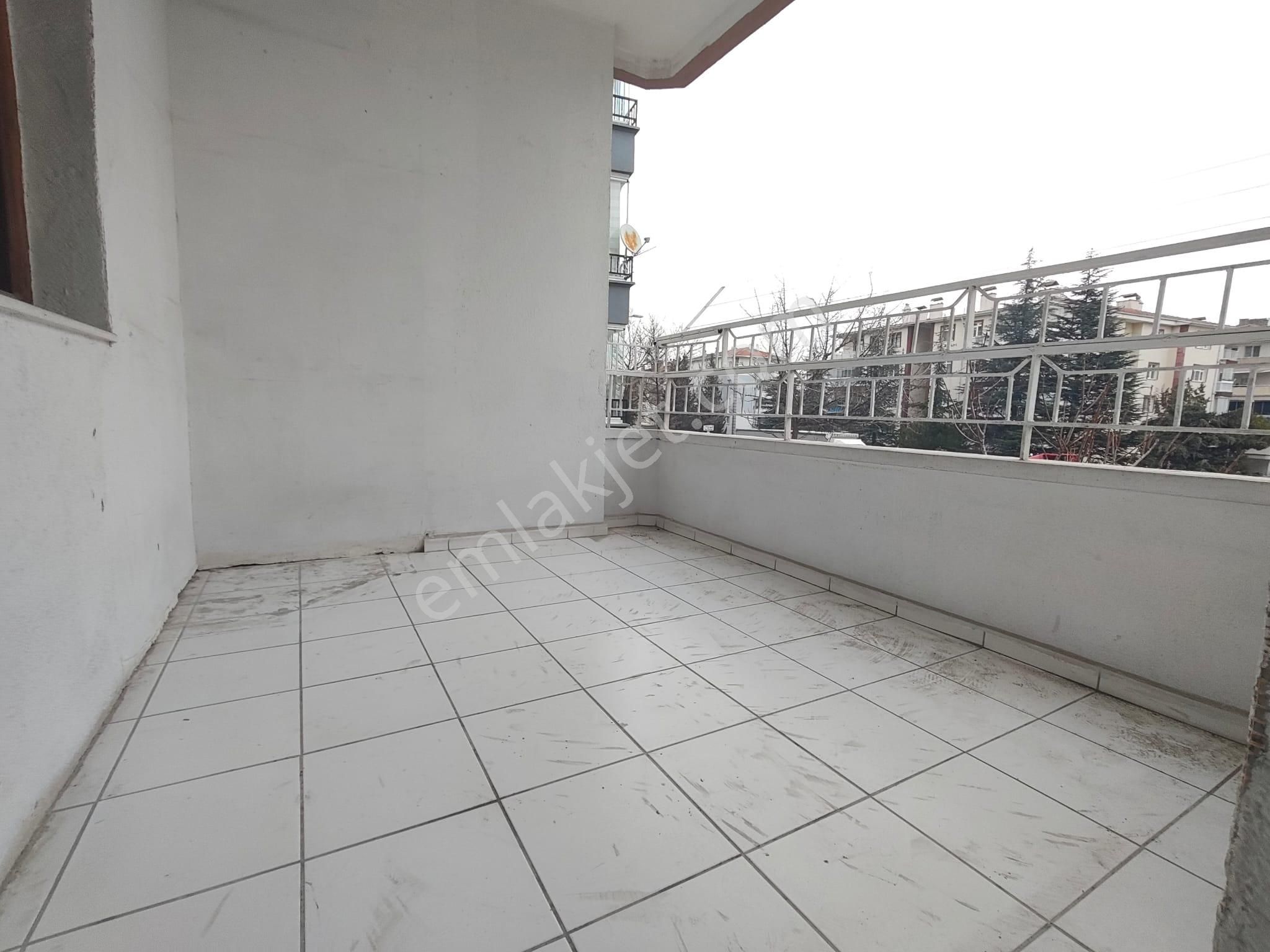 Yılmaz Gayrımenkulden Vatan Caddesi Üstü 1.arakatta Yapılı Şahane Konumda Kiralık Daire - Görsel 2