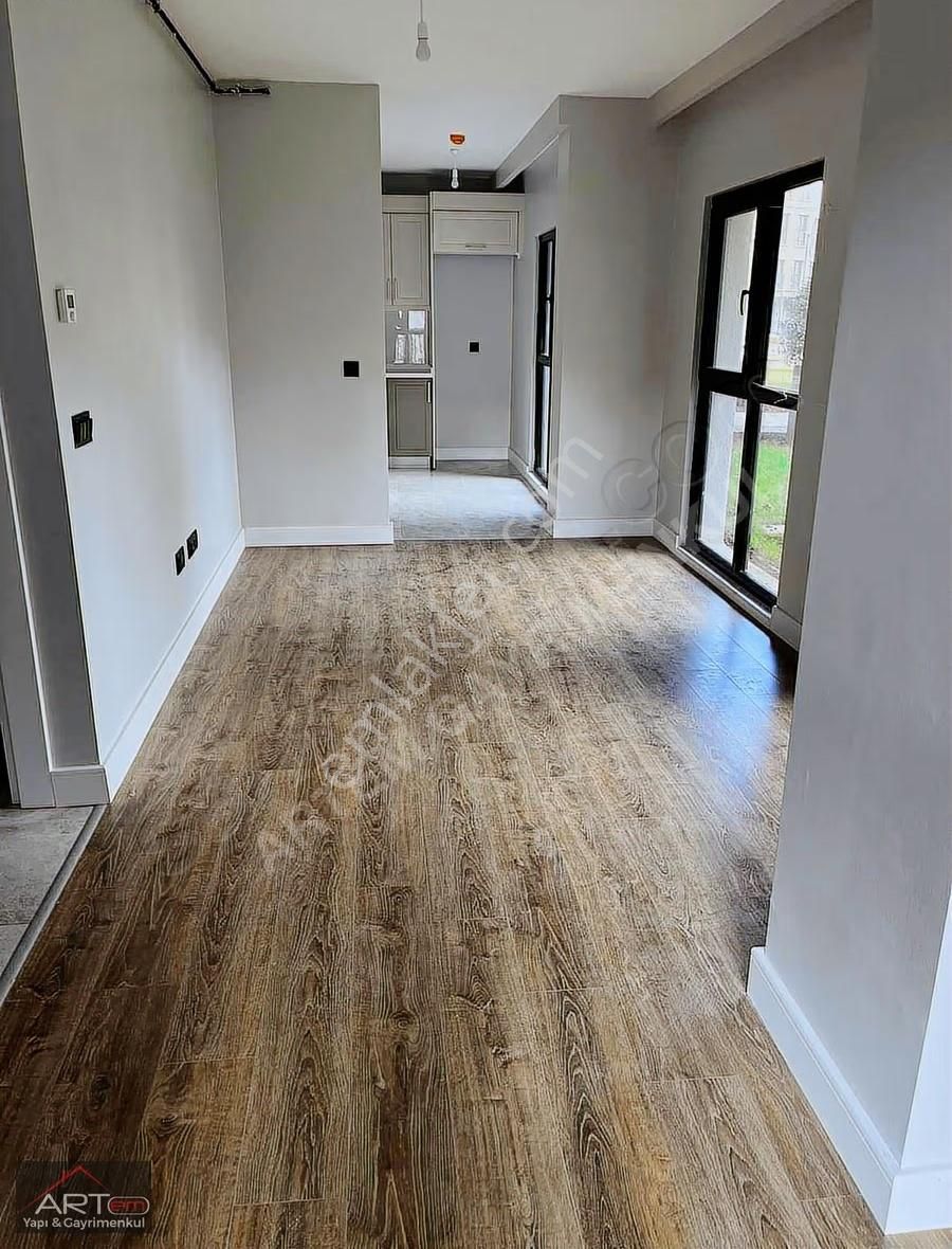 1+1 Emlak Konutta Site İçerisine Bakmakta Olan Kiralık Dairemiz