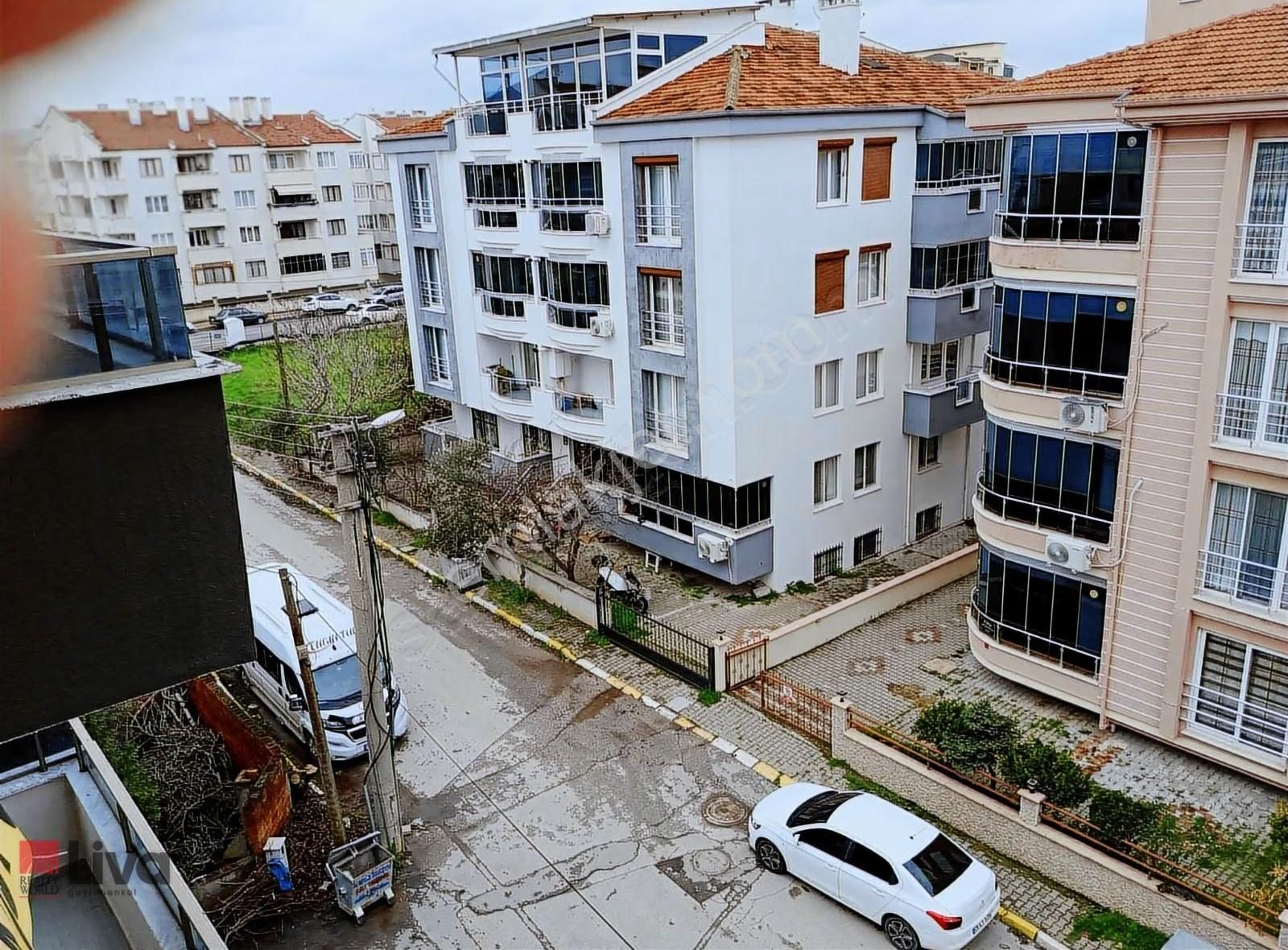 Realty World Liva Gayrimekulden Bahçelievlerde 1+1 Ara Kat Daire - Görsel 3