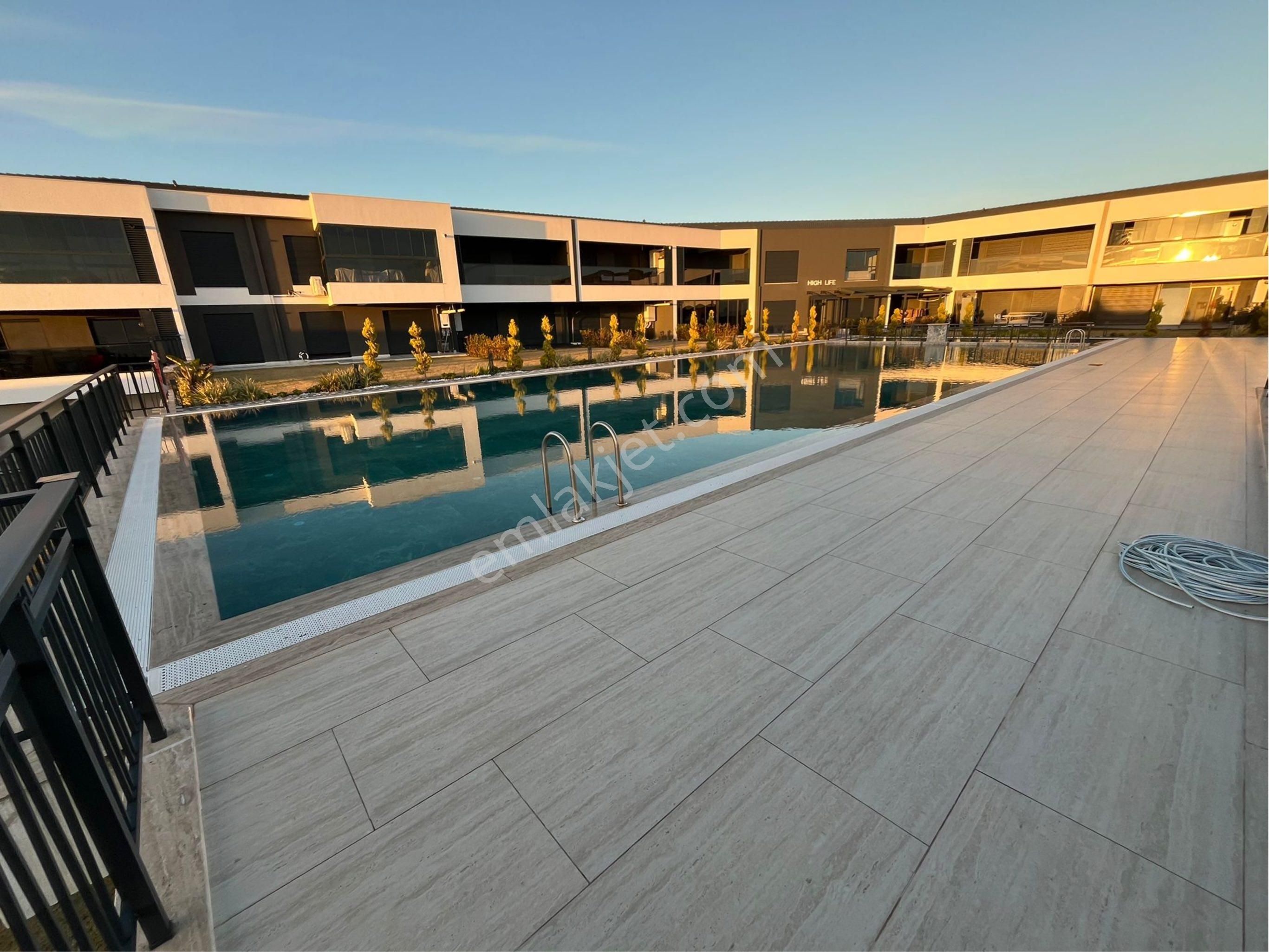 Kuşadasında Deniz Manzaralı Sıfır Havuzlu 2 Artı 1 Daire