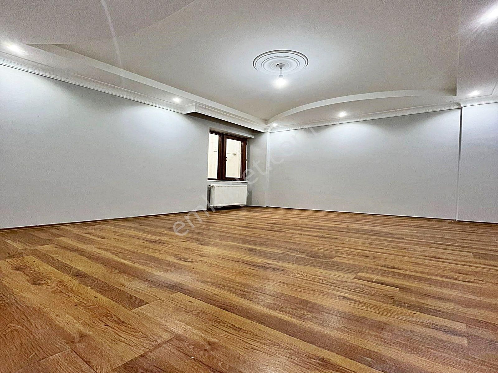 Akevler'de Metrobüse Yakın Balkonlu 3+1 Geniş Daire !!! - Görsel 3