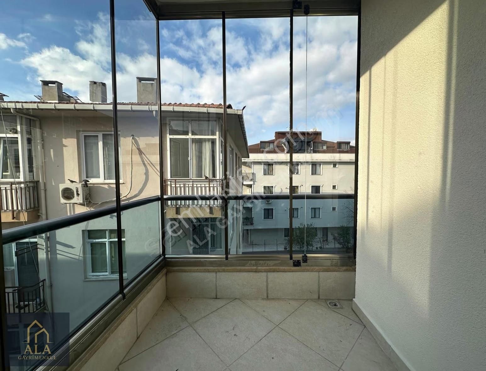 Küçükyalı Merkez'de Sahile Yakın, Asansörlü 3+1 Daire