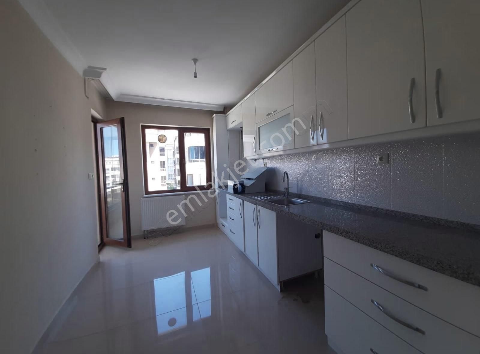 Demirci Merkezde Kiralık 3+1 Arakat Daire - Görsel 4