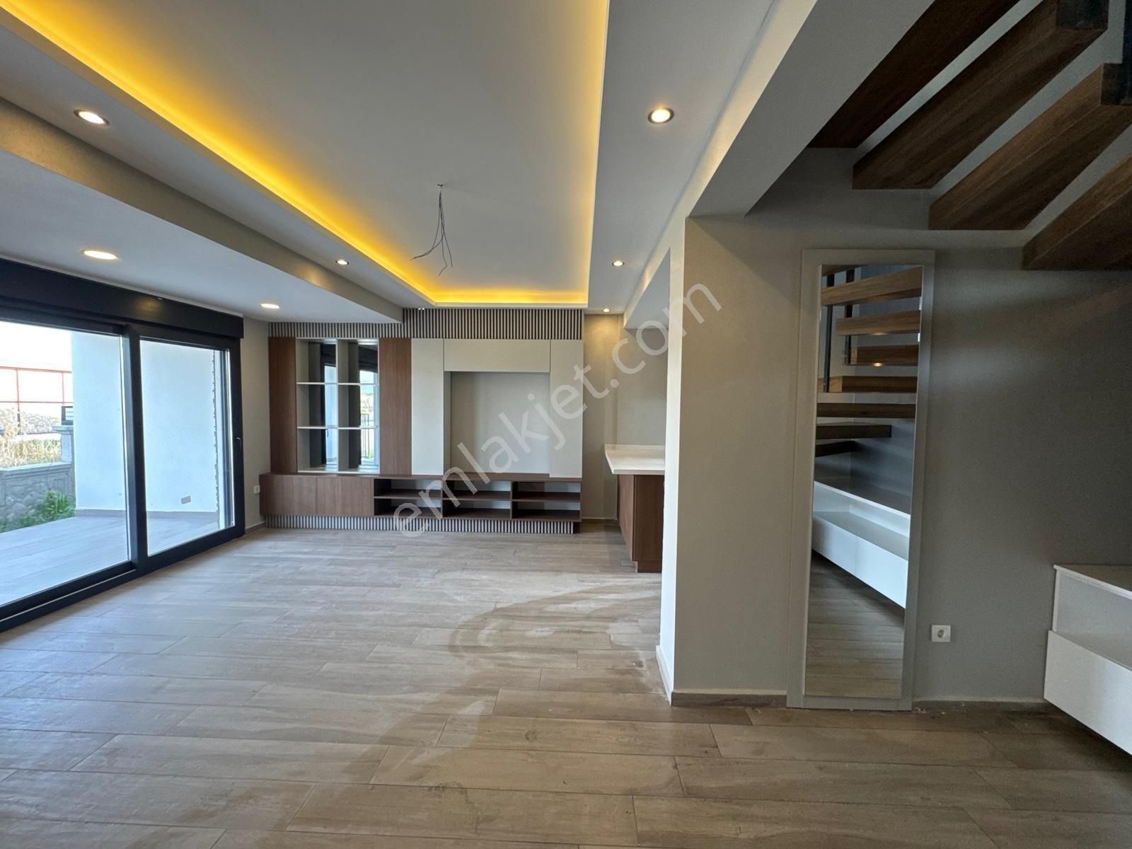 Dikili'de Özel Mimari, Geniş Yüksek Tavanlı Lüks Akıllı Villa - Görsel 10