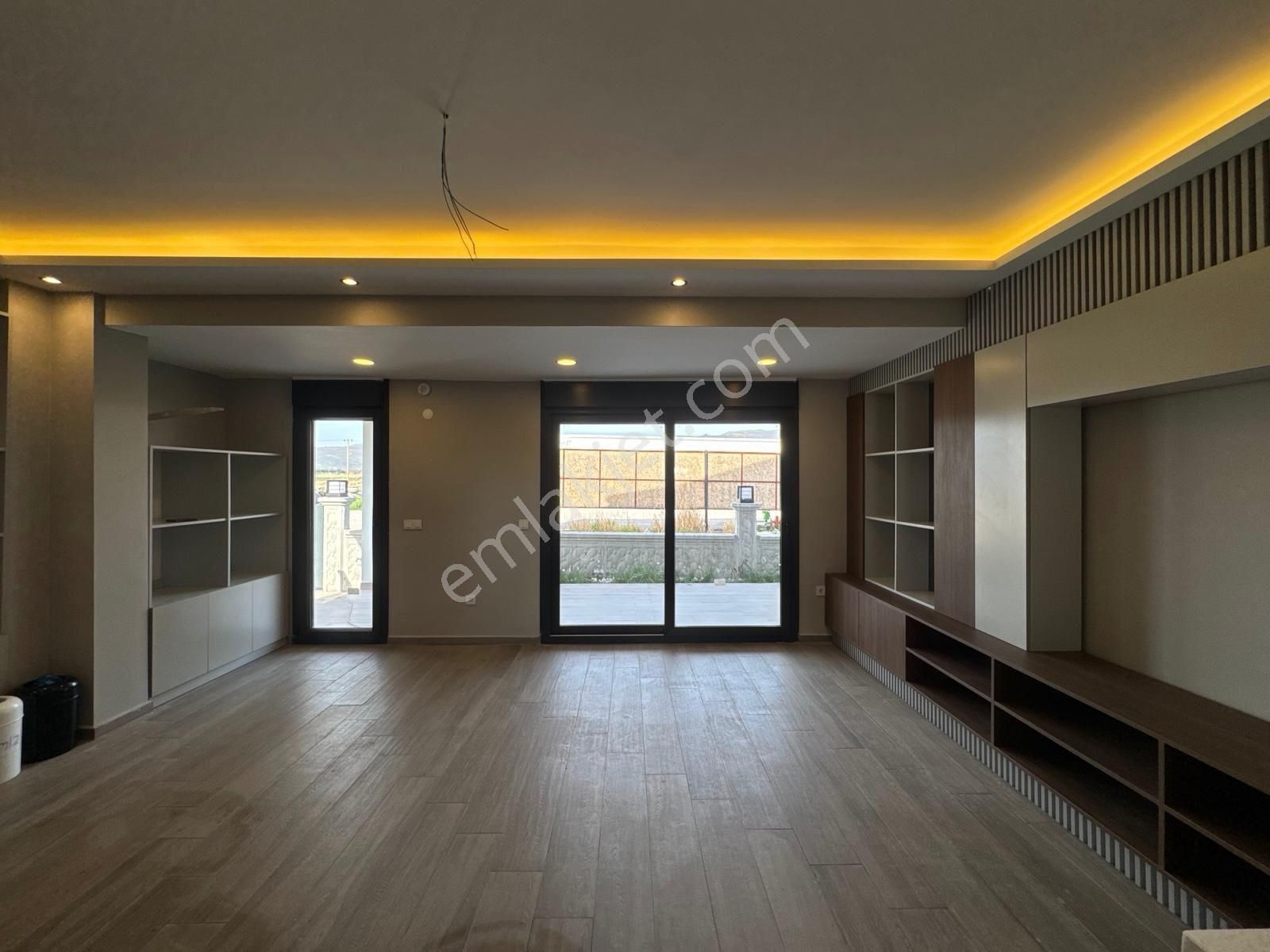 Dikili'de Özel Mimari, Geniş Yüksek Tavanlı Lüks Akıllı Villa - Görsel 9