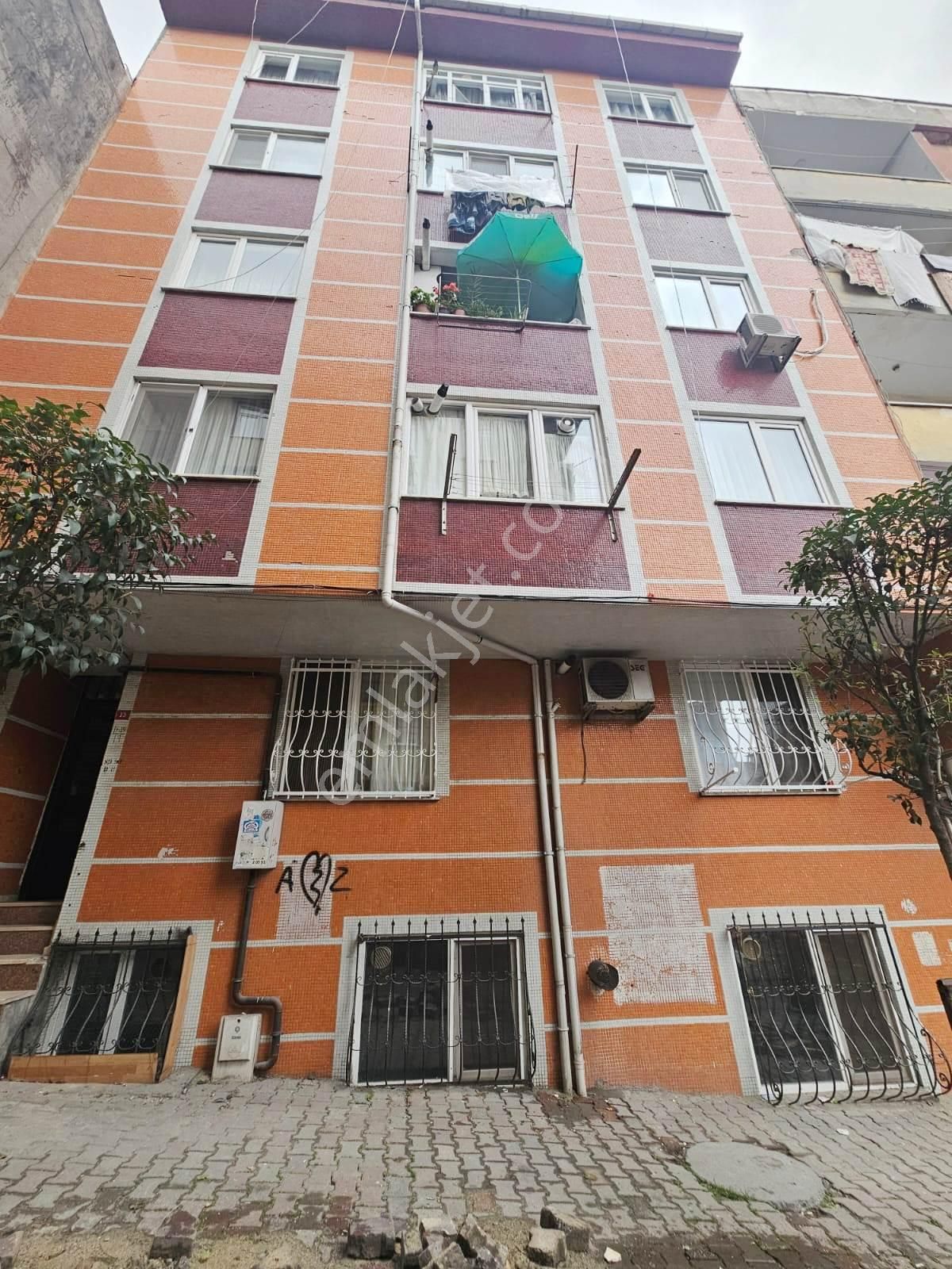 Fatih Emlaktan Çakmak Durağı Yakını Satılık 1+1 Krediye Uygun Bahçe Katı