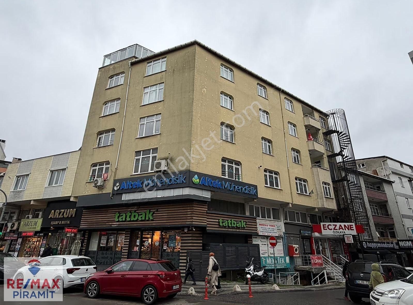 Bulgurlu Caddesinde 7 Odalı Metroya Yakın Ofis Katı