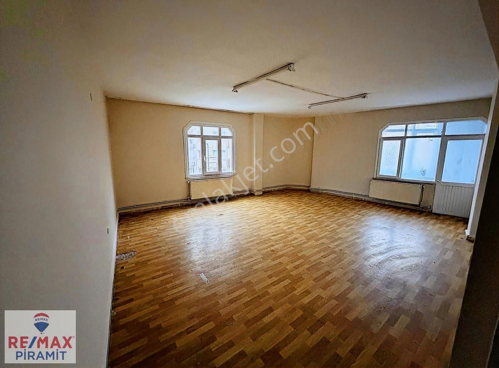 Bulgurlu Caddesinde 7 Odalı Metroya Yakın Ofis Katı - Görsel 16