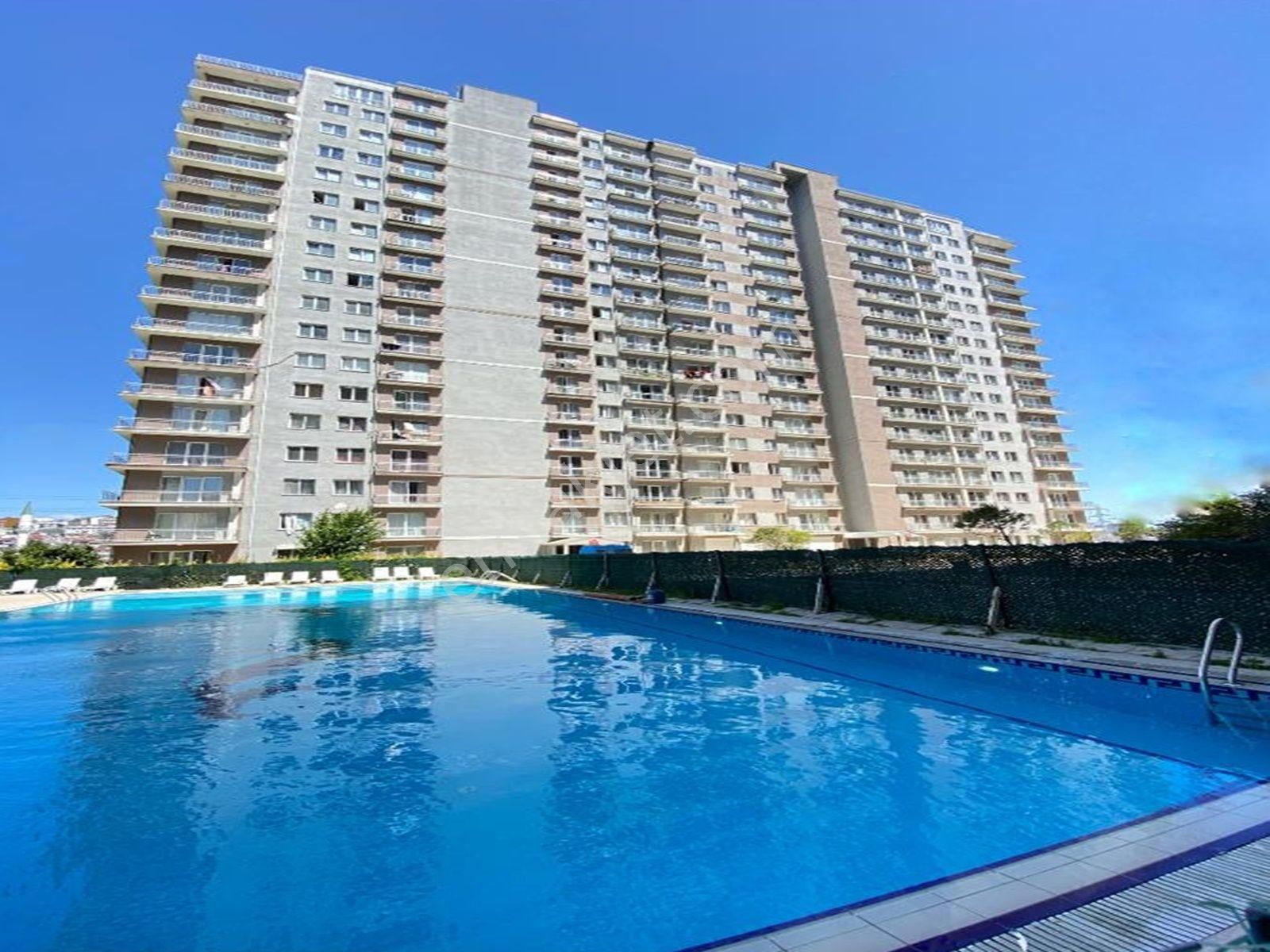 Metrobüse Yakın Havuzlu Güvenlikli Site İçinde 2+1 Lüks Daire