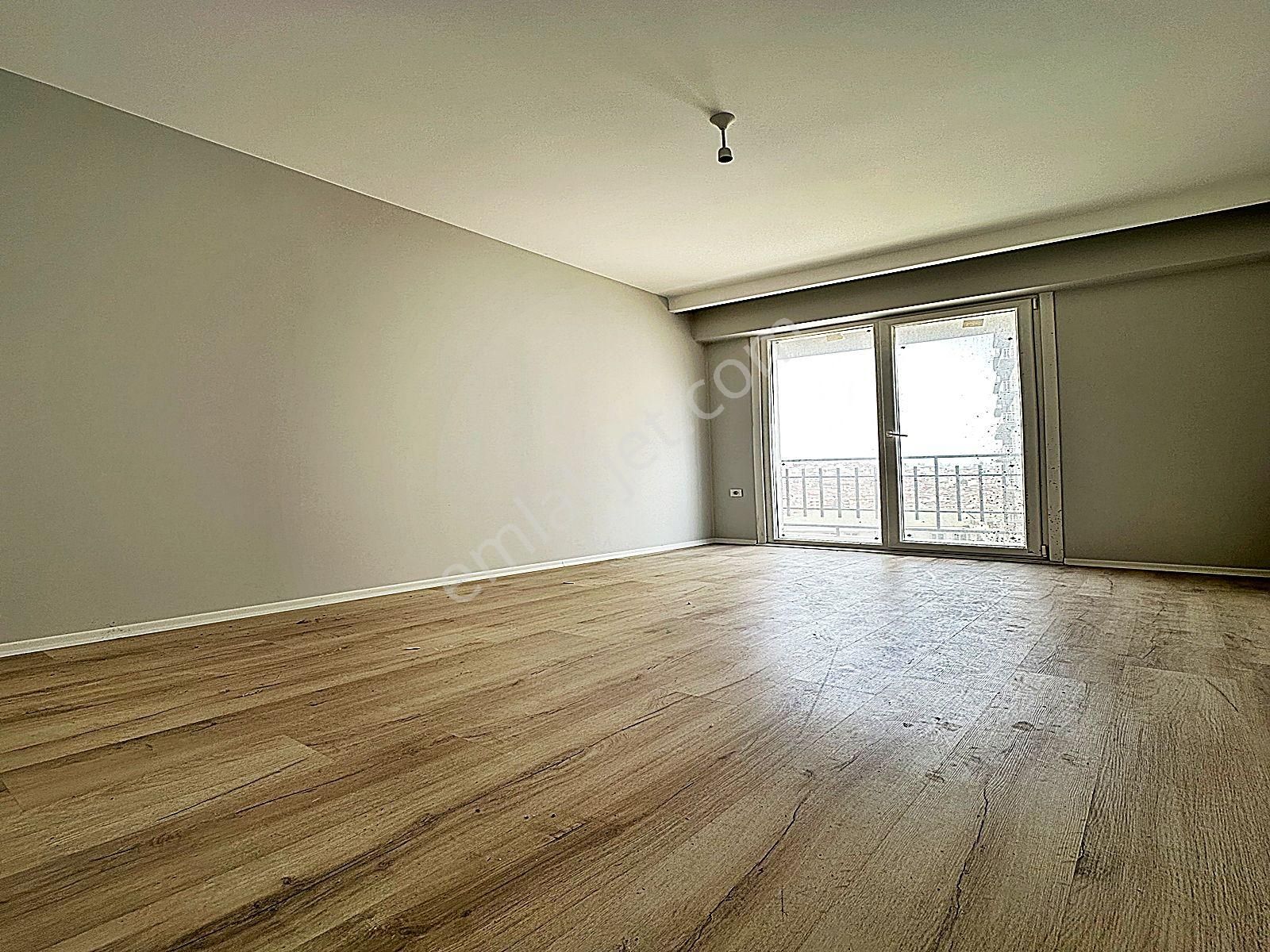 Merkezi Konumda Metrobüse Yakın 1+1 Site İçinde Lüks Daire !!! - Görsel 2