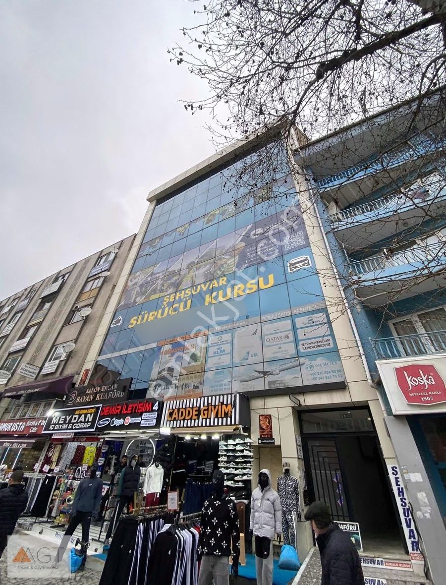 Agt'den Yamanevler Mah. 30m2 Cadde Üzeri Kiralık Ofis