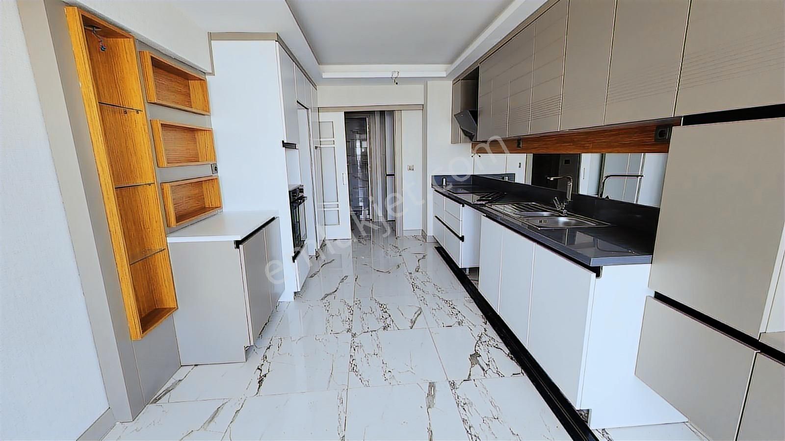 Törekent Mah. Serra Bulvar'da 14. Katta 4+1 Kiralık Daire