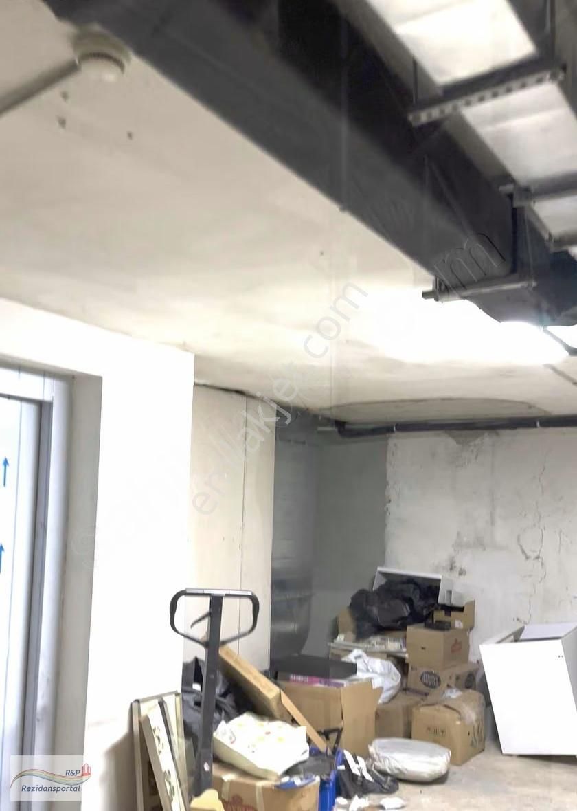 Maltepe Bağlarbaşı E 5 Yanında Kiralık 400 M2 Depo