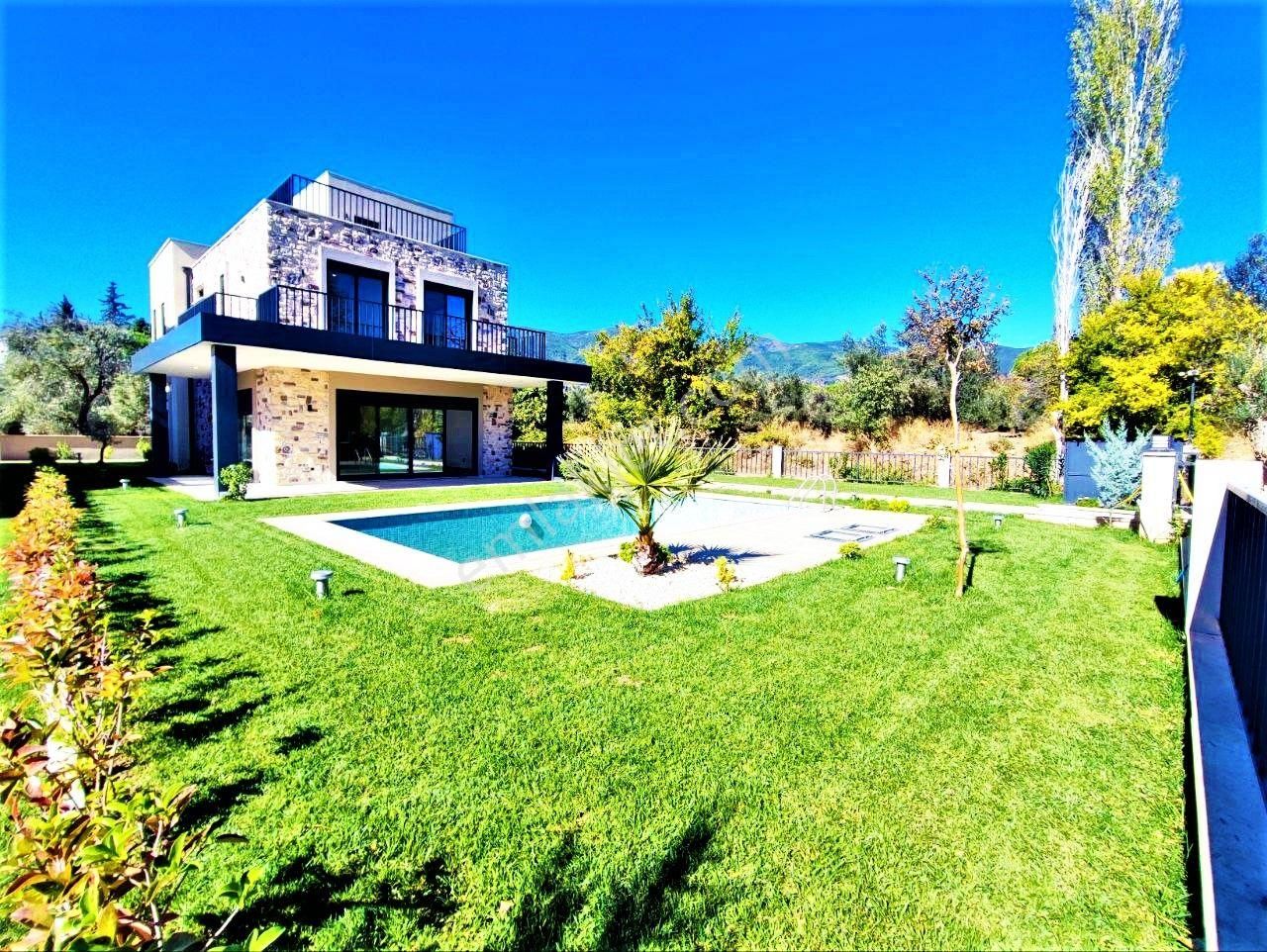 Güre'de Aygülden Sıfır Nezih Site İçi Tam Bağımsız Havuzlu Doğa İle İç İçe Muteşem 4+1 Satılık Villa