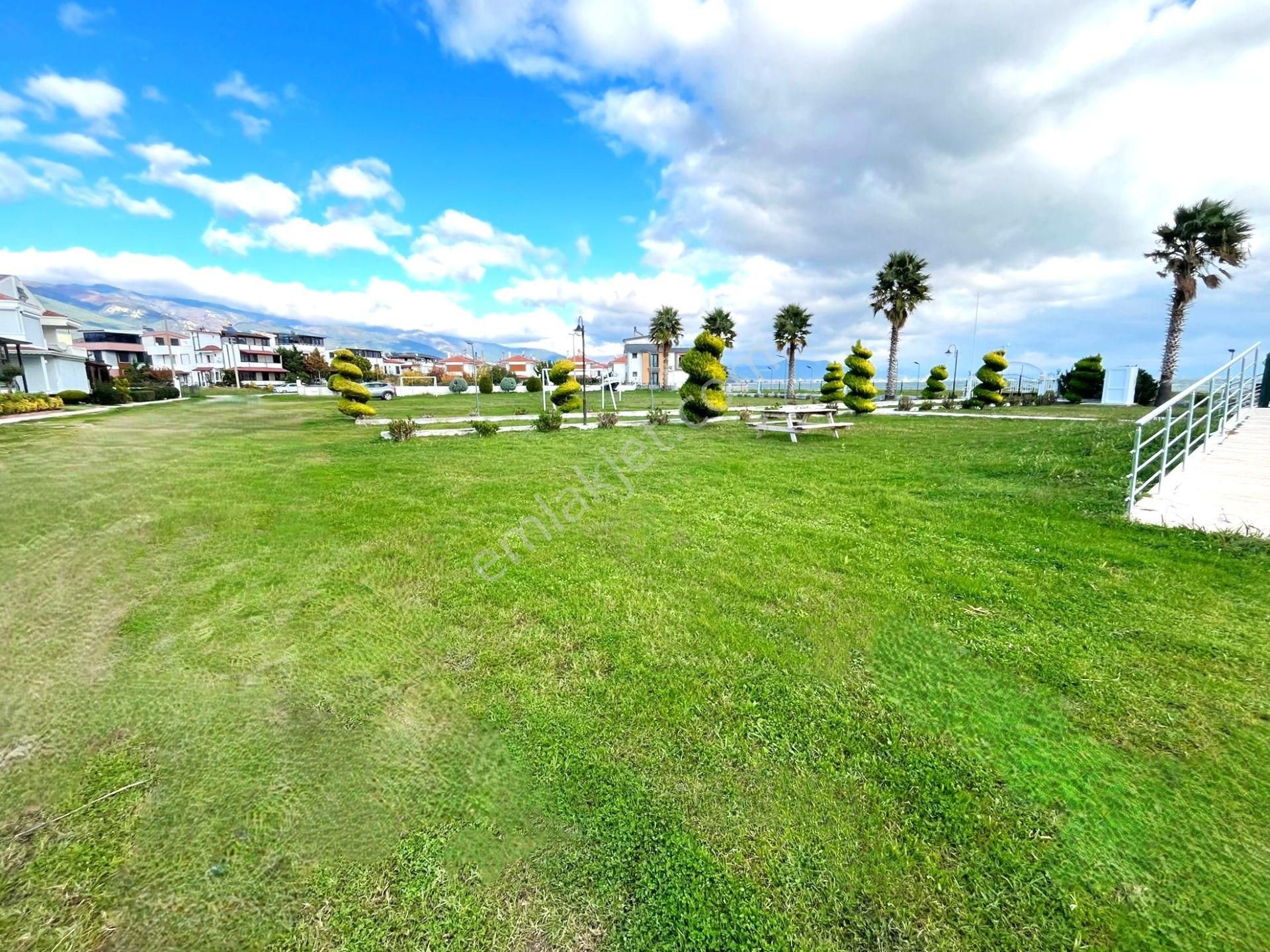 Tek Yetkili Aygül'den Güre'de Geniş Bahçe Peyzajlı Denize Sıfır Site İçinde Havuzlu 3+1satılık Villa - Görsel 32