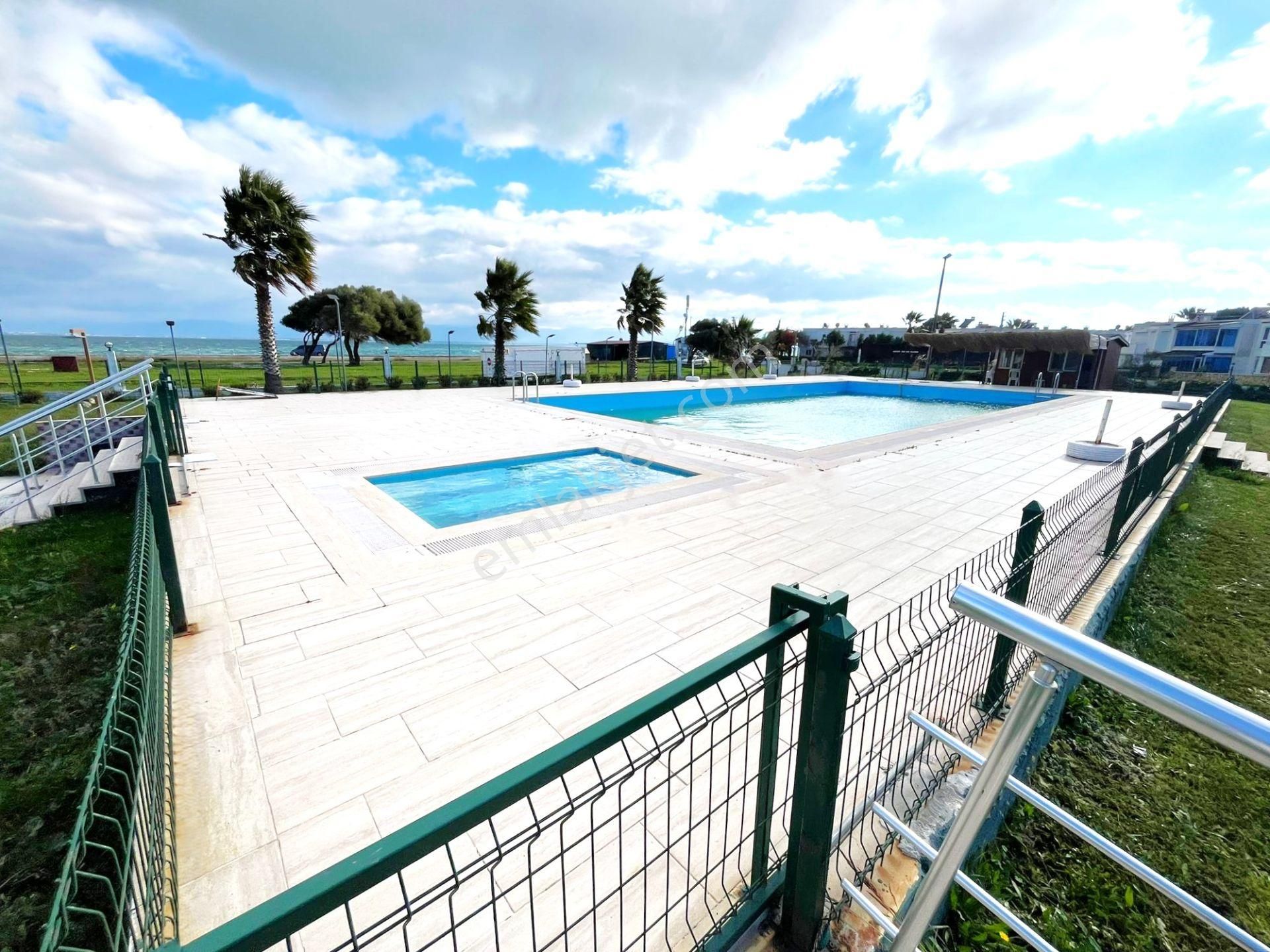 Tek Yetkili Aygül'den Güre'de Geniş Bahçe Peyzajlı Denize Sıfır Site İçinde Havuzlu 3+1satılık Villa