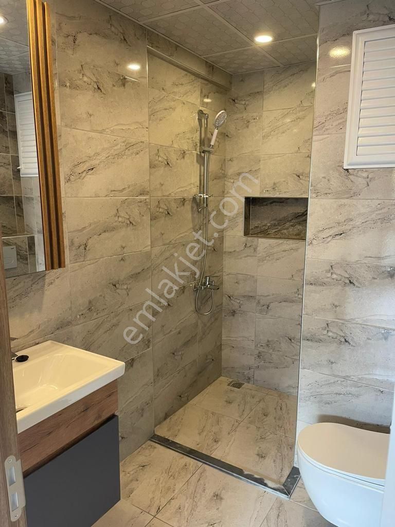 Kuşadası Ege Mahallesinde Elit Güvenlikli Havuzlu Otoparklı Sitede Arakat 3+1 Doğalgazlı - Görsel 2