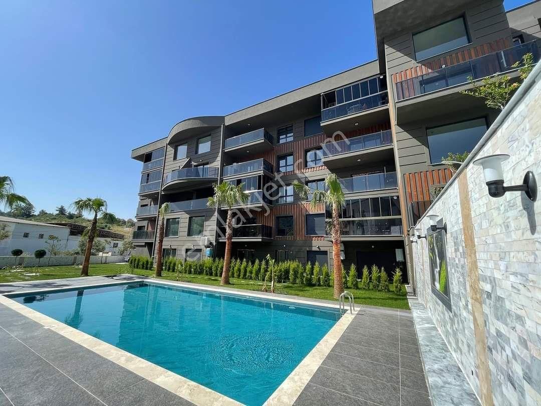 Kuşadası Ege Mahallesinde Elit Güvenlikli Havuzlu Otoparklı Sitede Arakat 3+1 Doğalgazlı