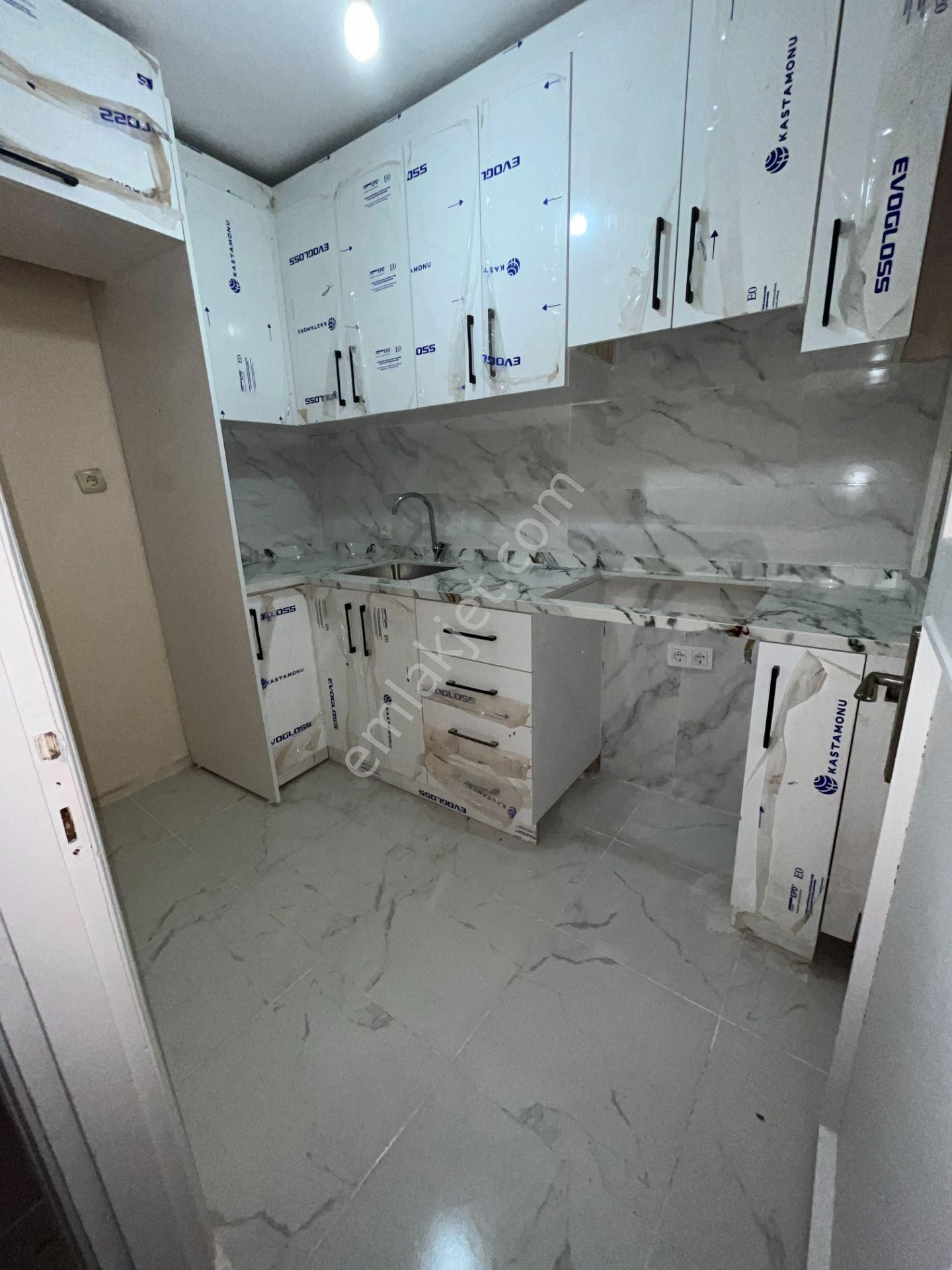 Metroya 7 Dakika! Banyo Ve Mutfağı Yenilenmiş Boyalı Kiralık 2+1 - Görsel 5