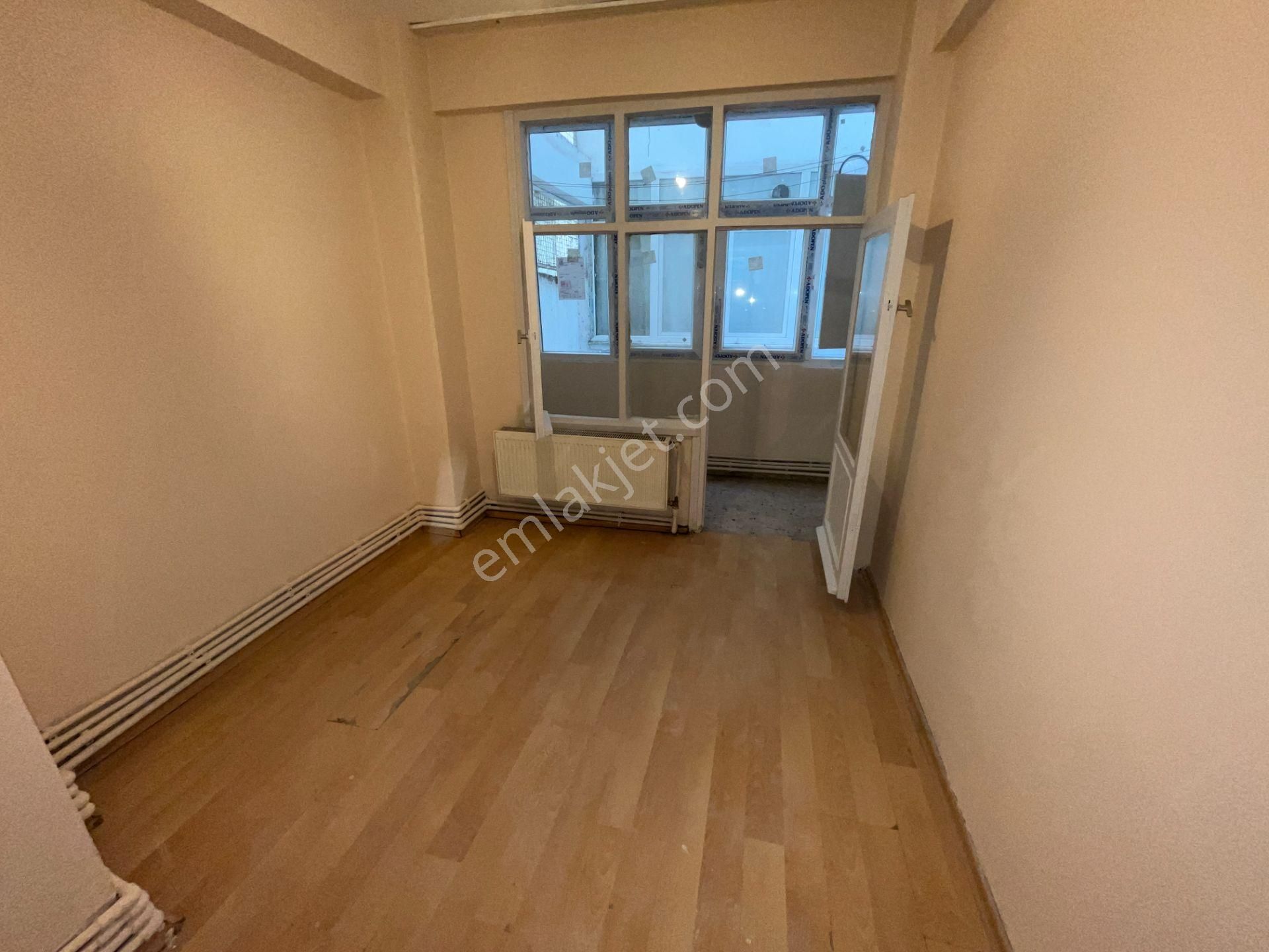 Metroya 7 Dakika! Banyo Ve Mutfağı Yenilenmiş Boyalı Kiralık 2+1 - Görsel 17