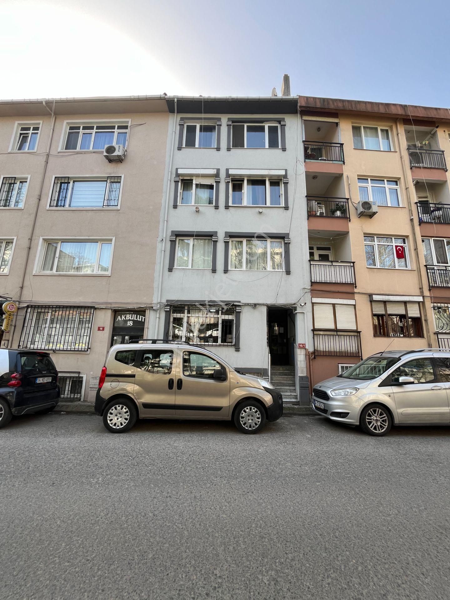 Metroya 7 Dakika! Banyo Ve Mutfağı Yenilenmiş Boyalı Kiralık 2+1 - Görsel 2