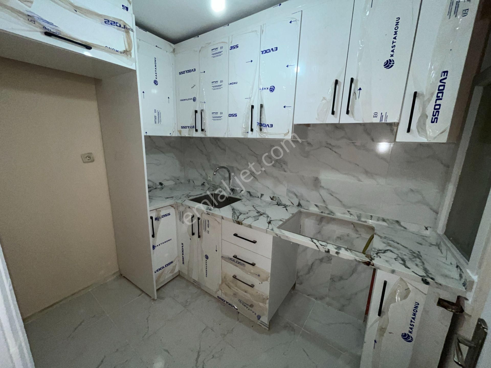 Metroya 7 Dakika! Banyo Ve Mutfağı Yenilenmiş Boyalı Kiralık 2+1 - Görsel 6