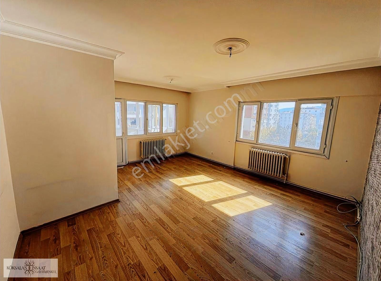 Köksalandan İçerenköy'de Site Özellikli Binada Ön Köşe 6. Kat