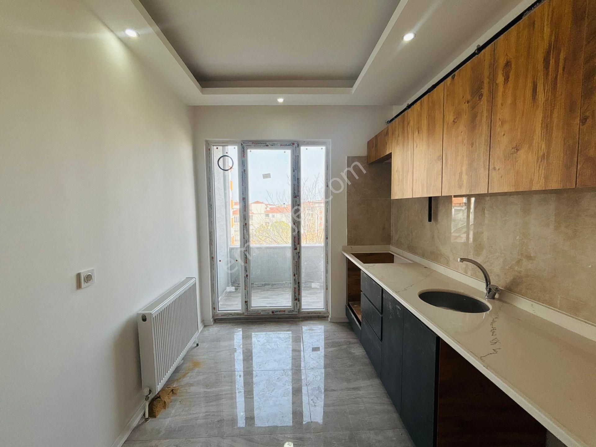 Güven'den Çerkezköy'de Merkezi Konumda Ara Kat Öncephe 2+1 Daire - Görsel 13