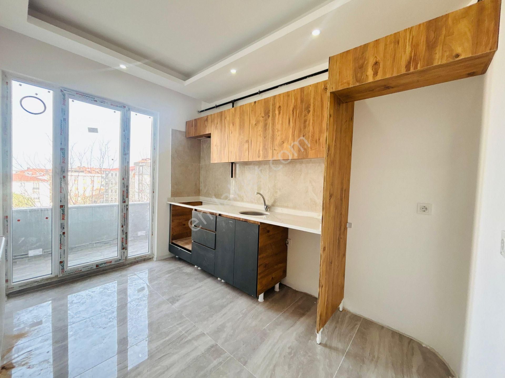 Güven'den Çerkezköy'de Merkezi Konumda Ara Kat Öncephe 2+1 Daire - Görsel 9